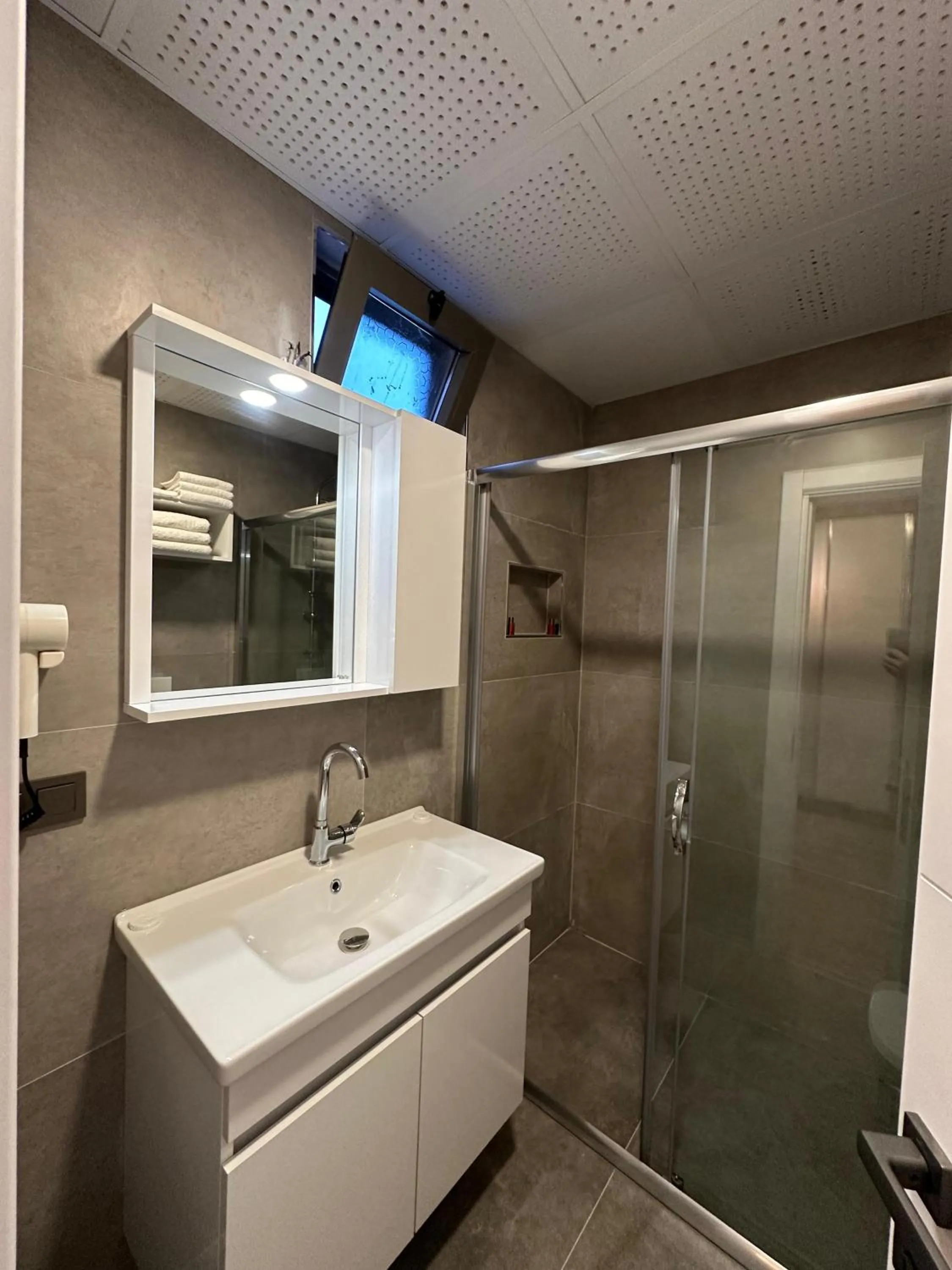 Bathroom in Erom Otel