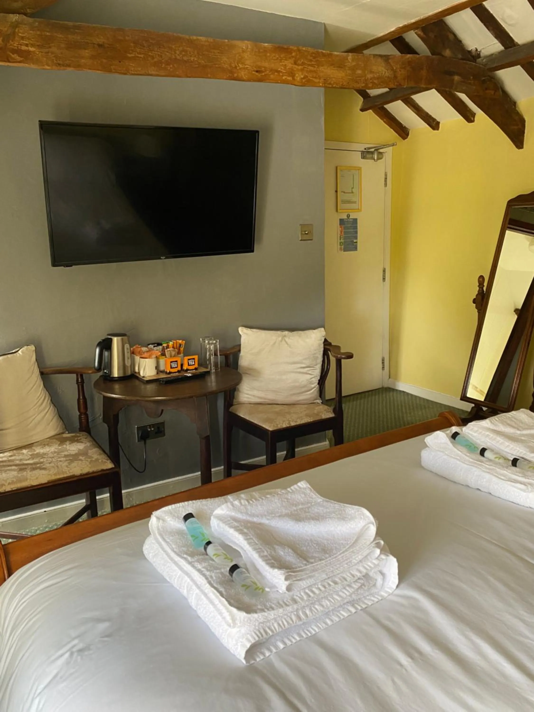 Bedroom, Bed in Jubilee Inn