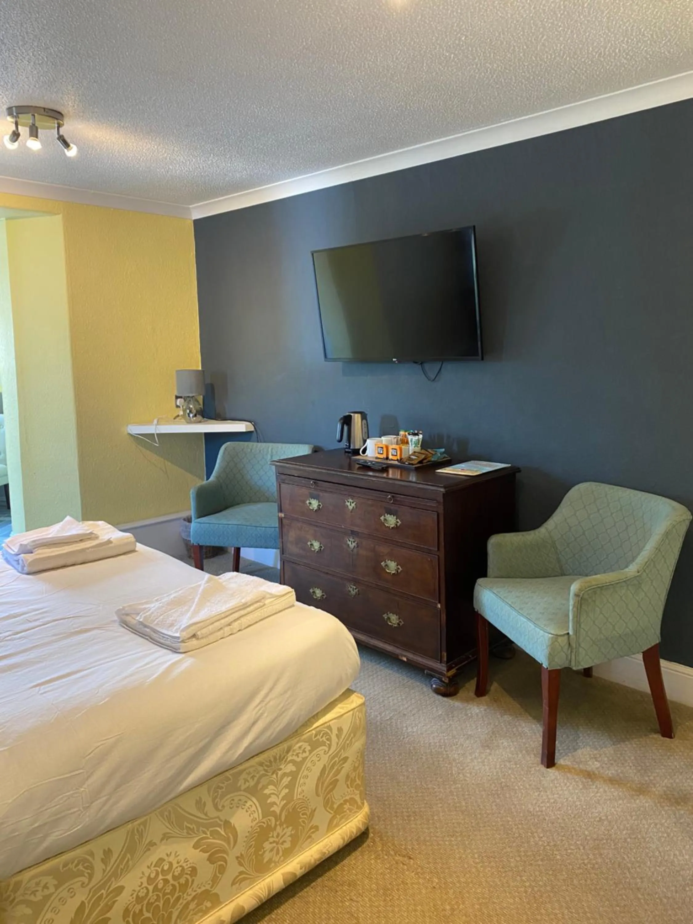 Bedroom, Bed in Jubilee Inn