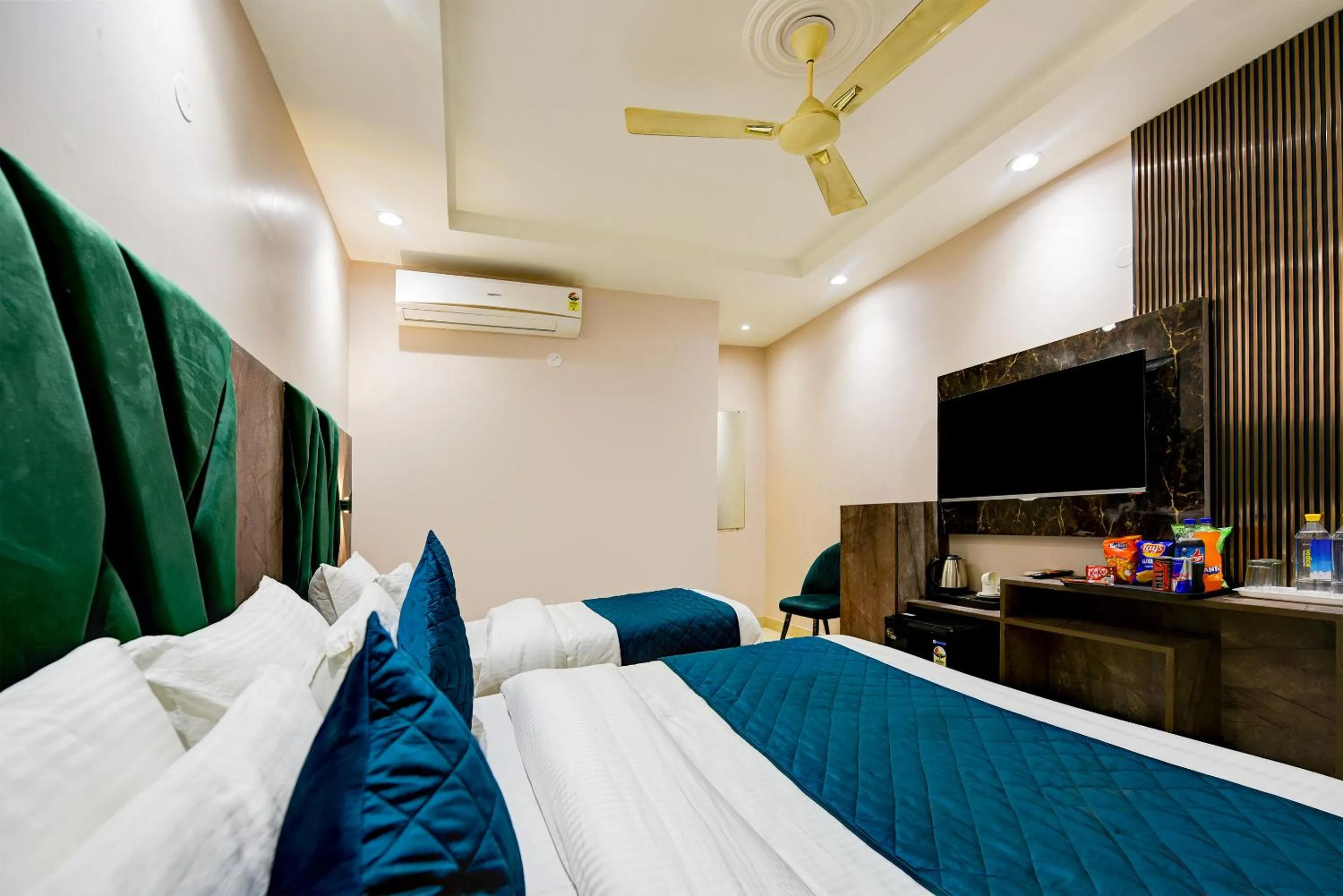 TV and multimedia, Bed in The Pearl Plaza Hotel in City Centre - Near New Delhi Railway Station