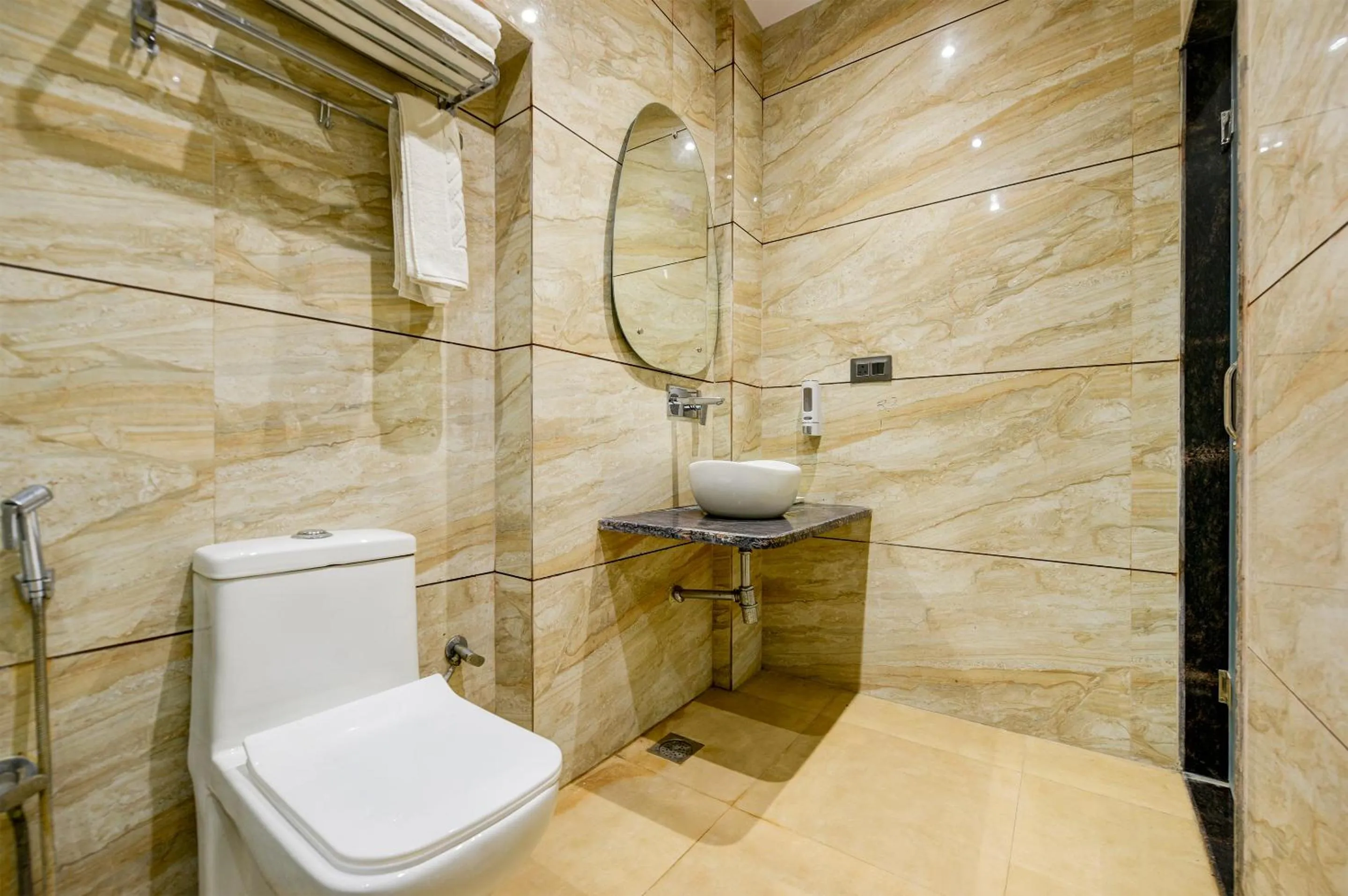 Shower in The Pearl Plaza Hotel in City Centre - Near New Delhi Railway Station