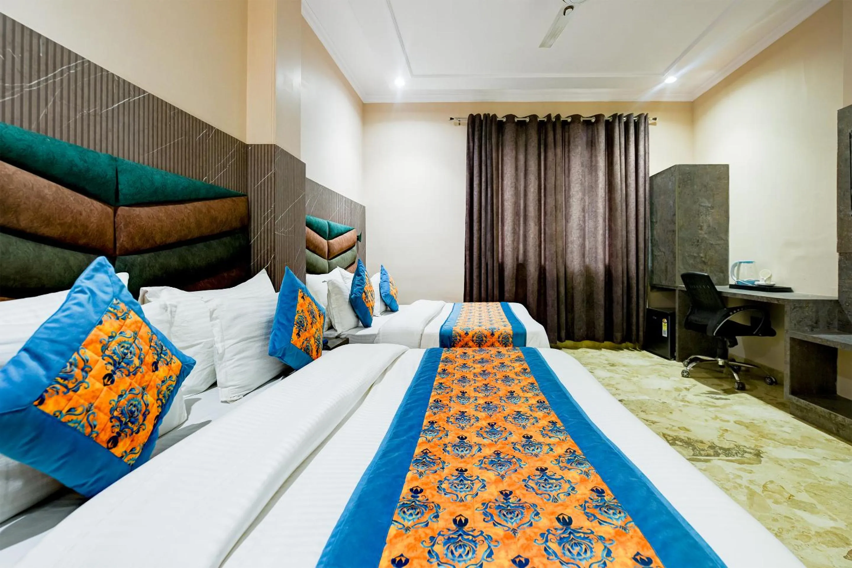Bed in The Pearl Plaza Hotel in City Centre - Near New Delhi Railway Station