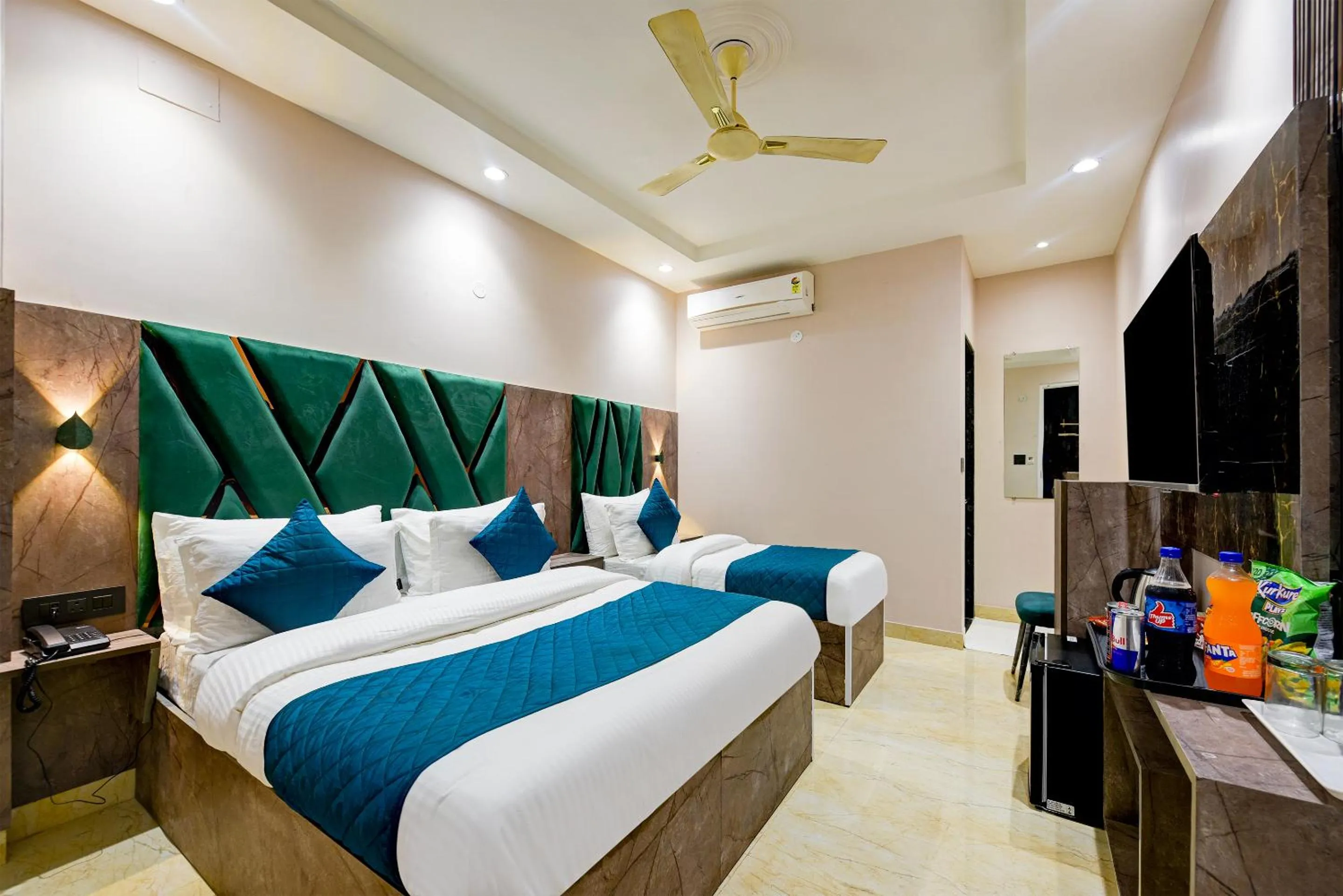 Bed in The Pearl Plaza Hotel in City Centre - Near New Delhi Railway Station