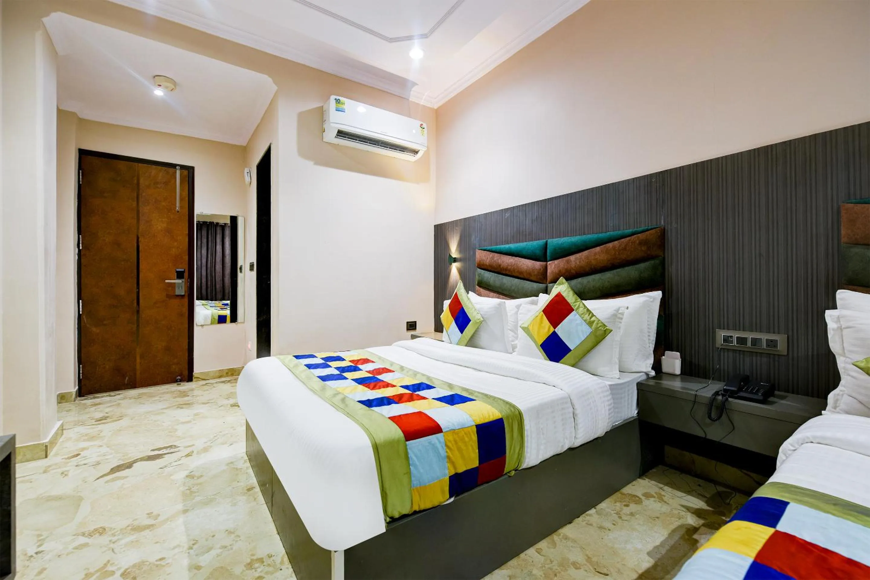 Bed in The Pearl Plaza Hotel in City Centre - Near New Delhi Railway Station