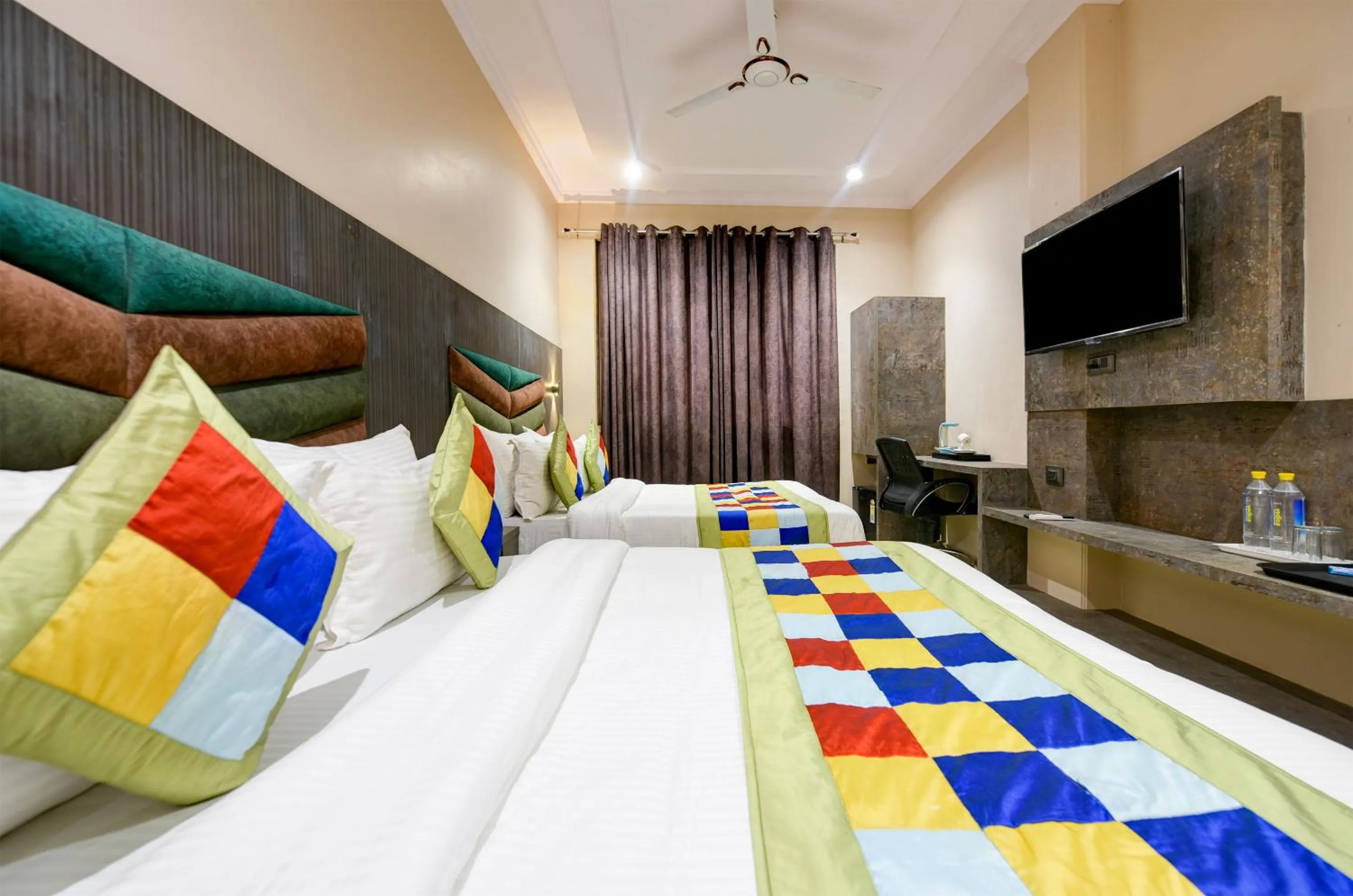 Bed in The Pearl Plaza Hotel in City Centre - Near New Delhi Railway Station