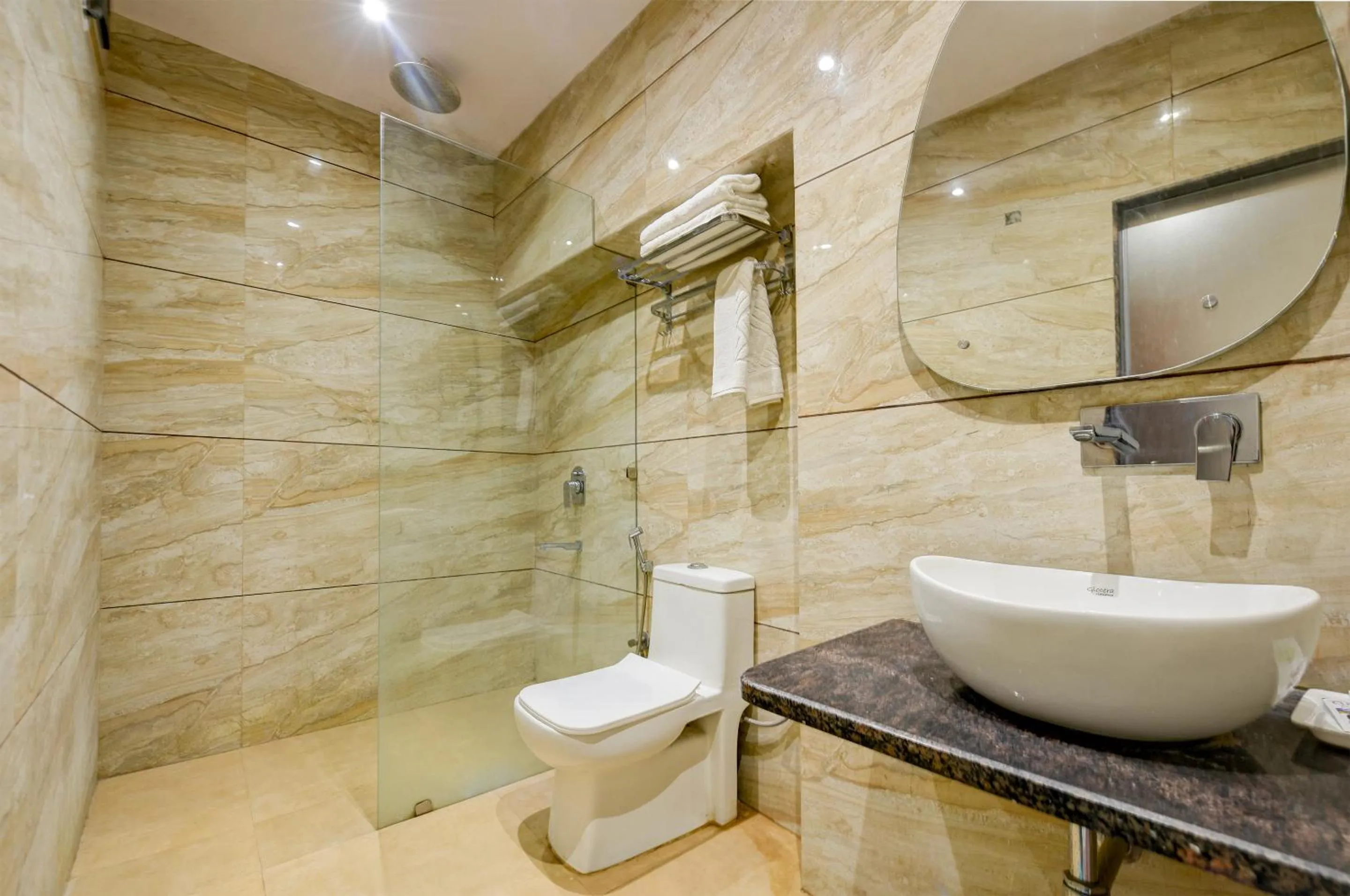 Shower in The Pearl Plaza Hotel in City Centre - Near New Delhi Railway Station