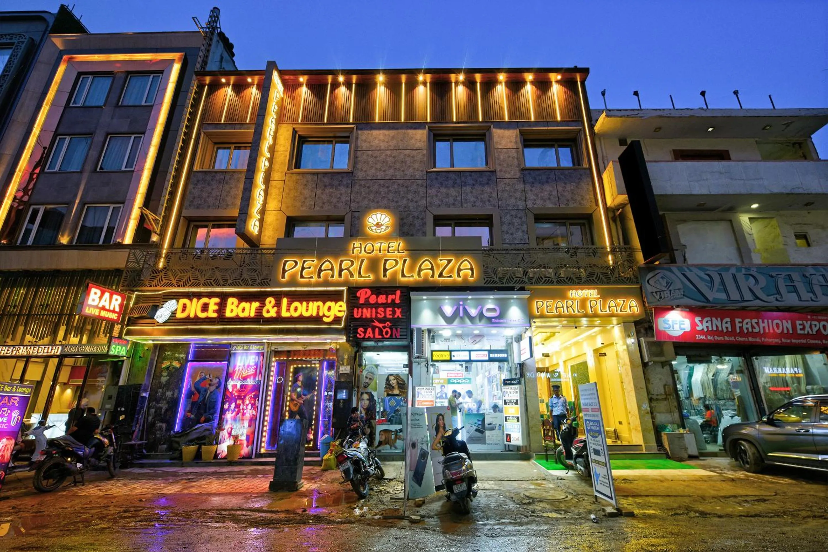 Property building in The Pearl Plaza Hotel in City Centre - Near New Delhi Railway Station