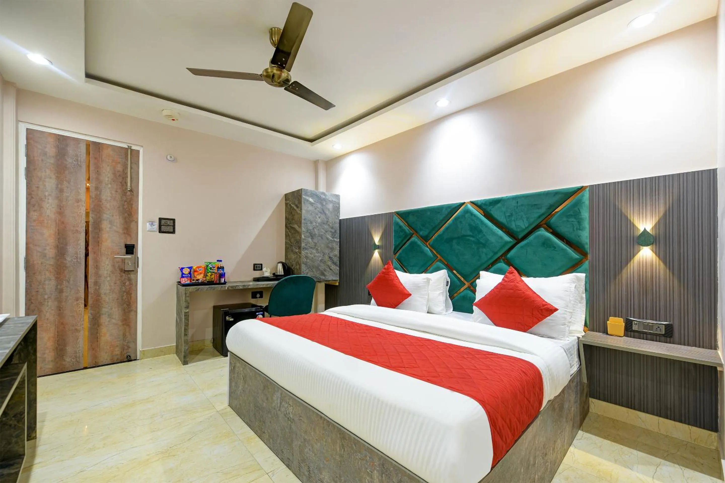 TV and multimedia, Bed in The Pearl Plaza Hotel in City Centre - Near New Delhi Railway Station