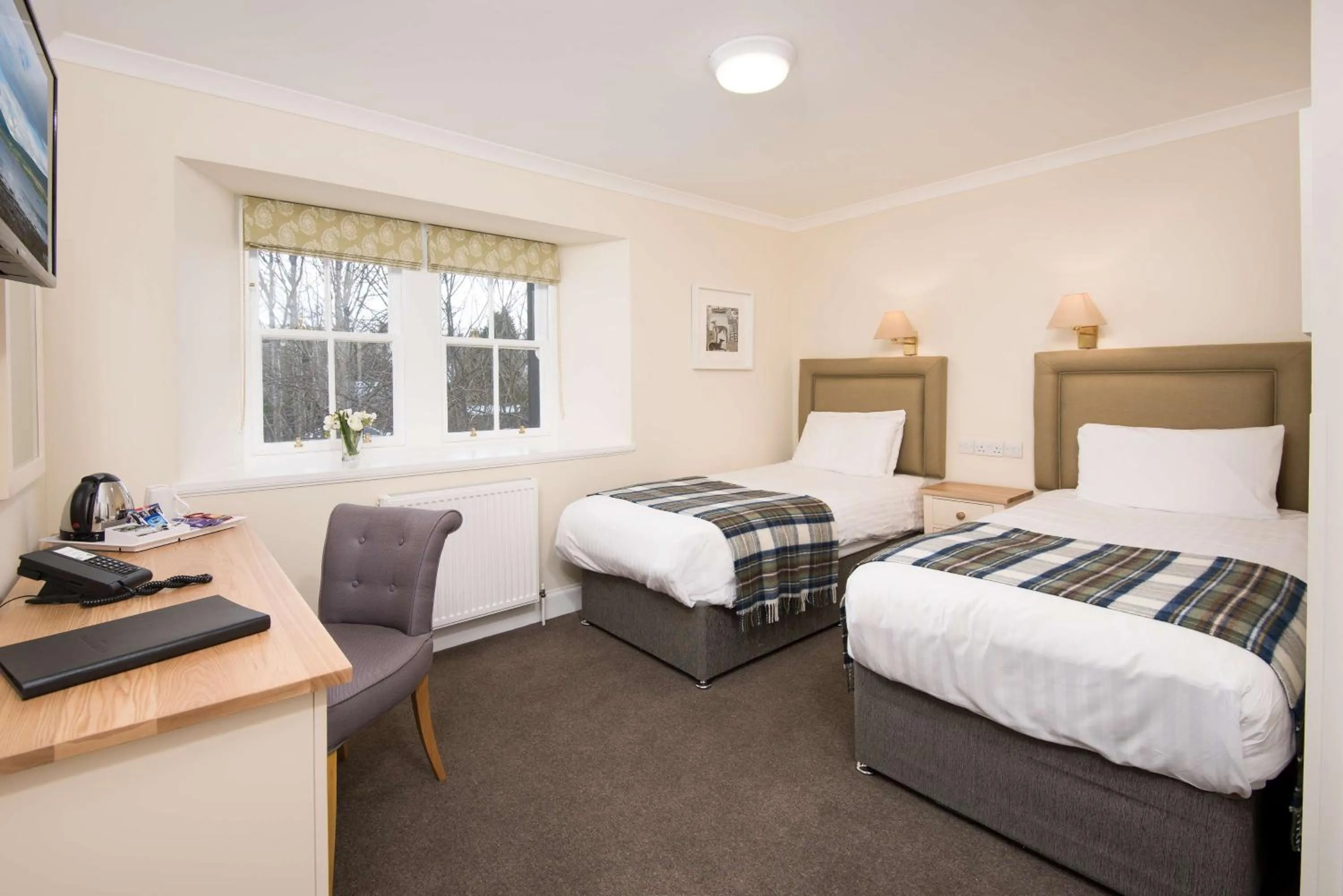 Photo of the whole room, Bed in The Inveraray Inn, BW Signature Collection