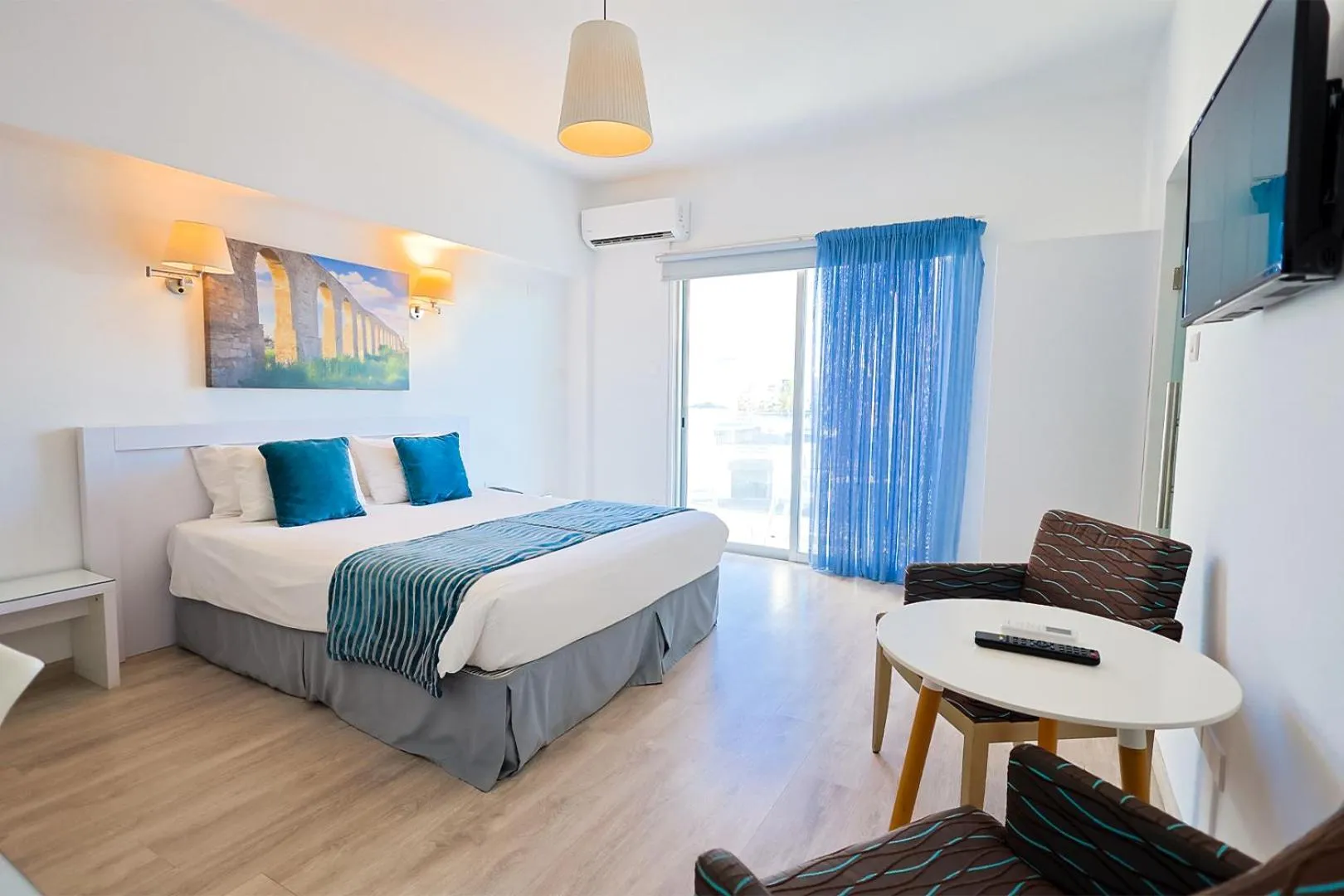 Property building, Bed in Mikes Kanarium City Hotel