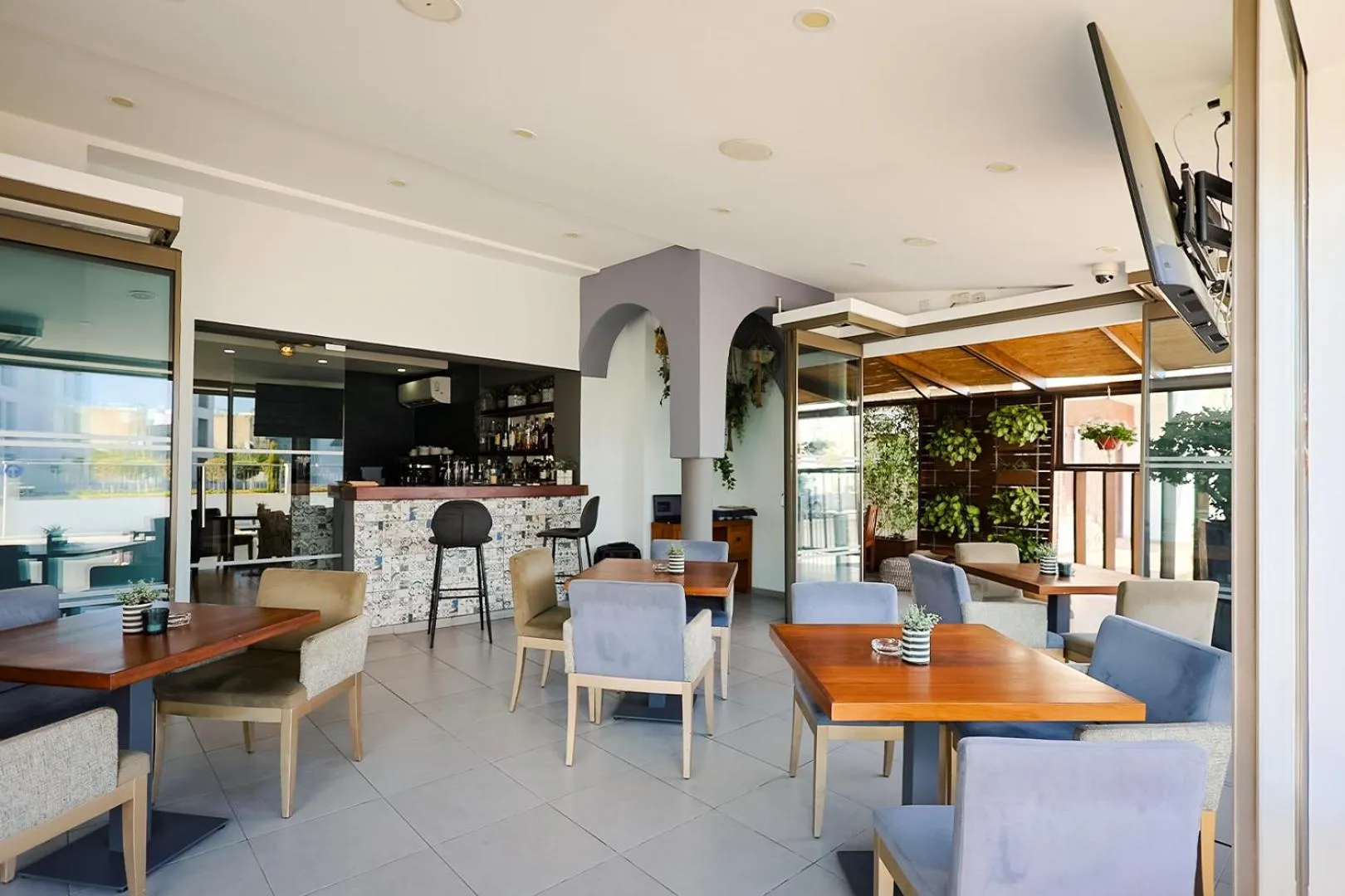 Restaurant/places to eat in Mikes Kanarium City Hotel