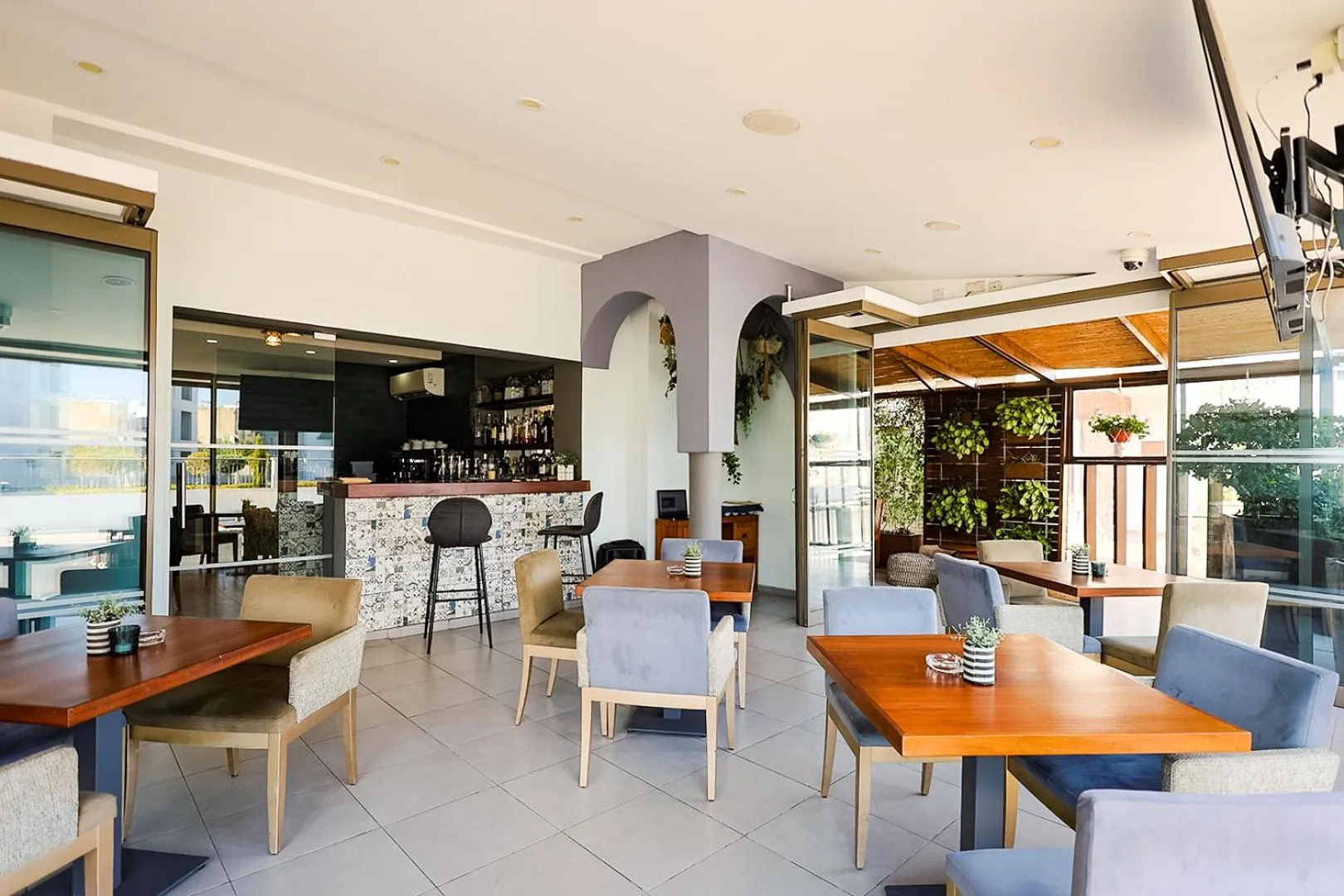 Restaurant/places to eat in Mikes Kanarium City Hotel