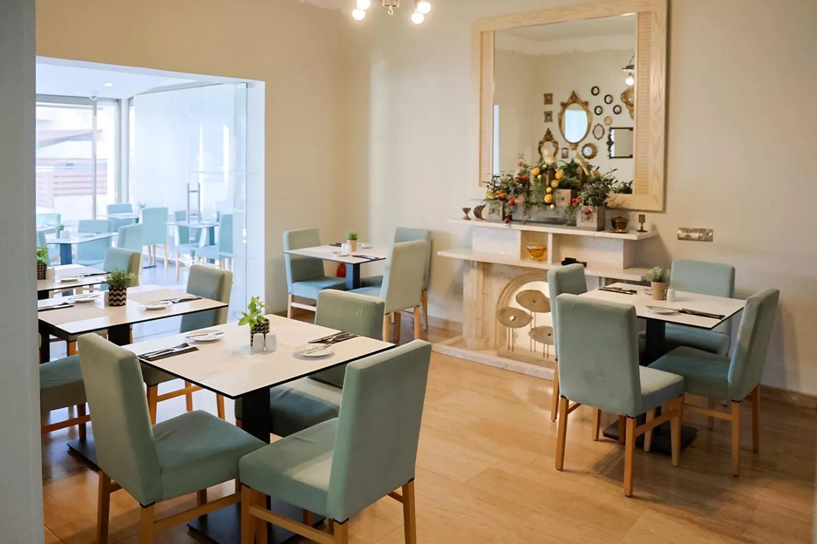 Restaurant/places to eat in Mikes Kanarium City Hotel