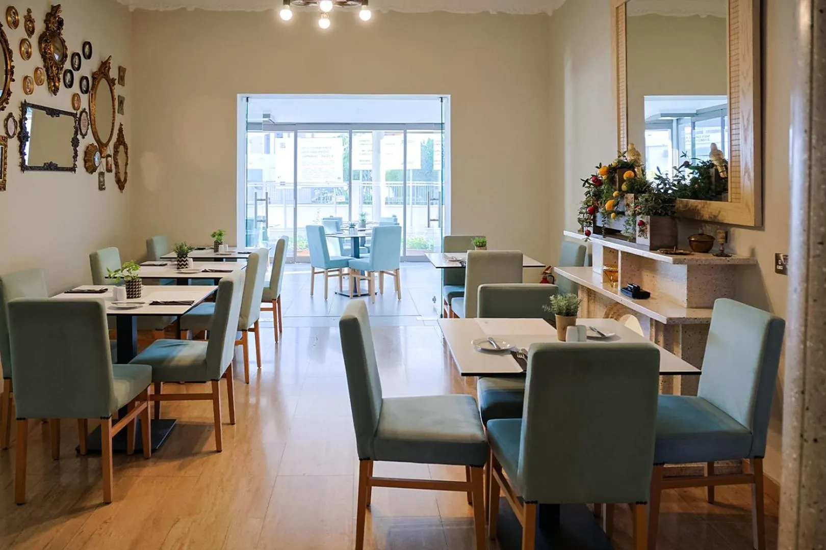 Restaurant/places to eat in Mikes Kanarium City Hotel