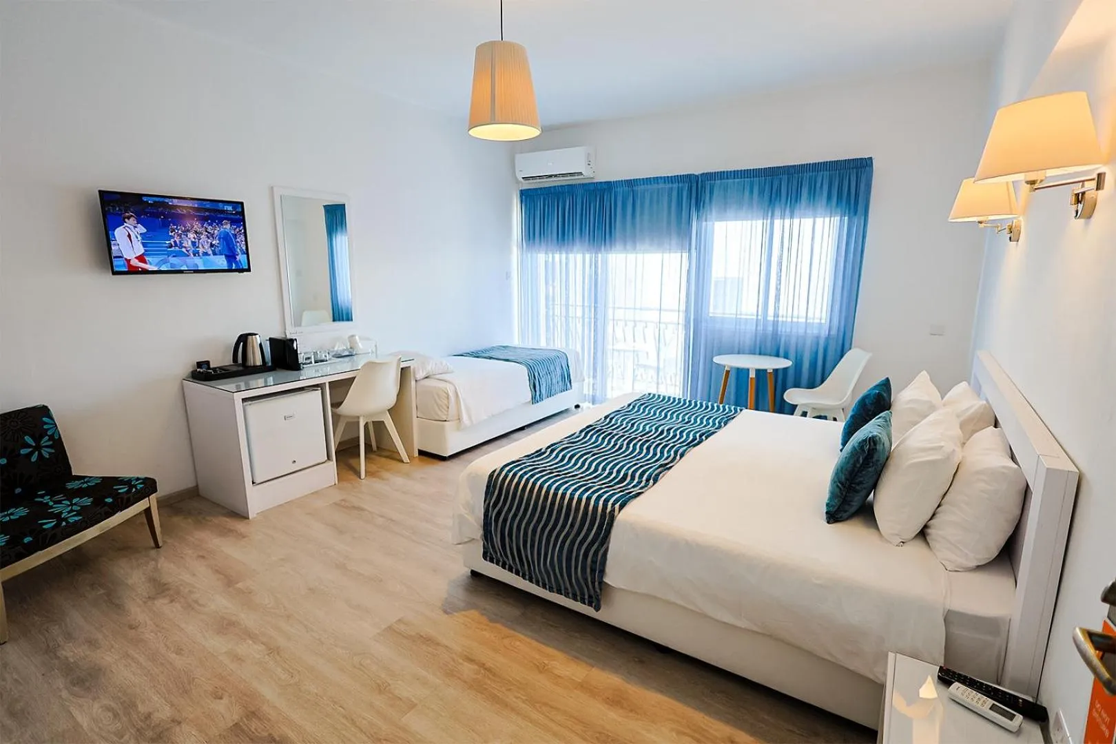 Property building, Bed in Mikes Kanarium City Hotel