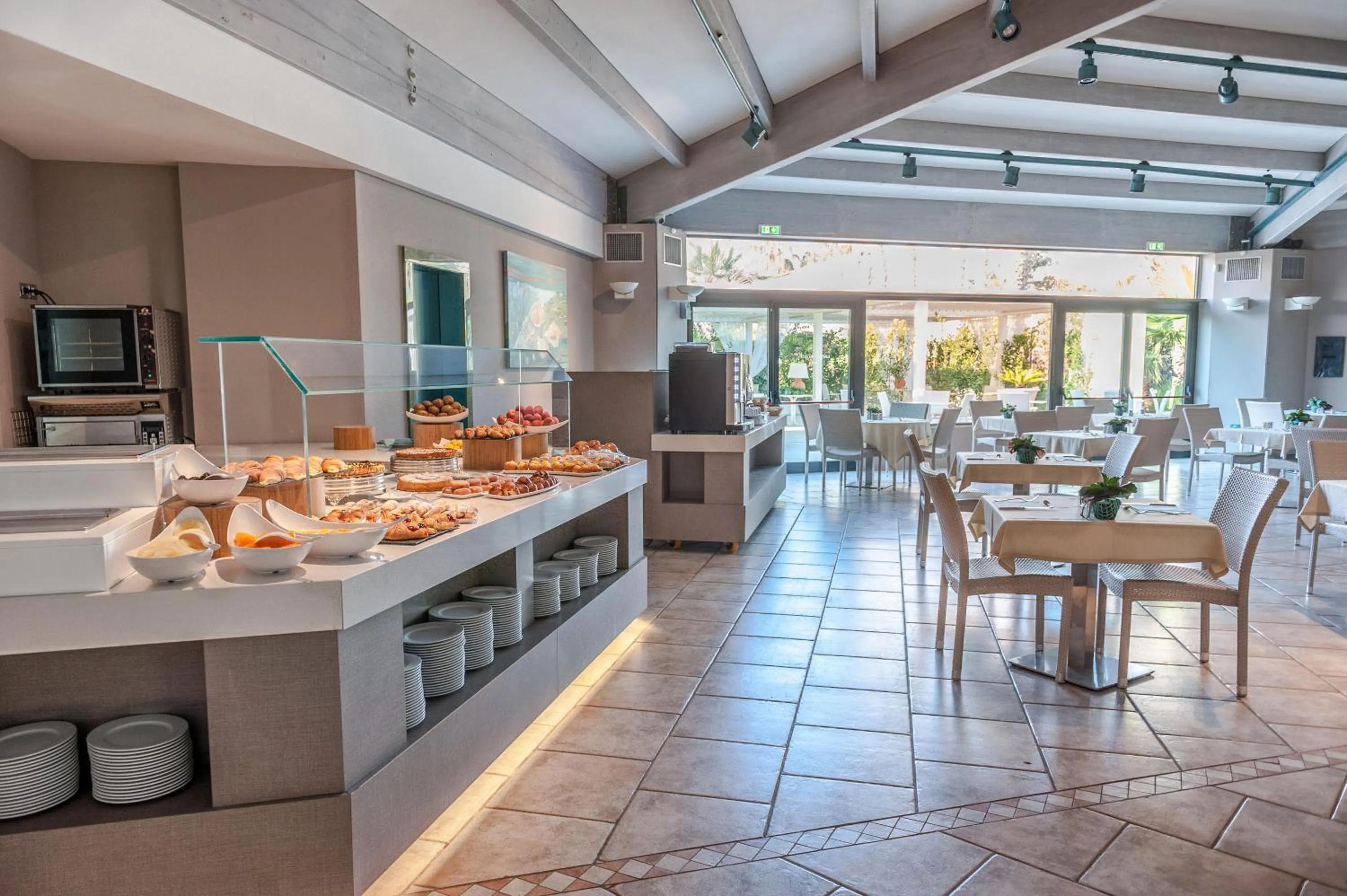 Restaurant/places to eat in Acacia Marina