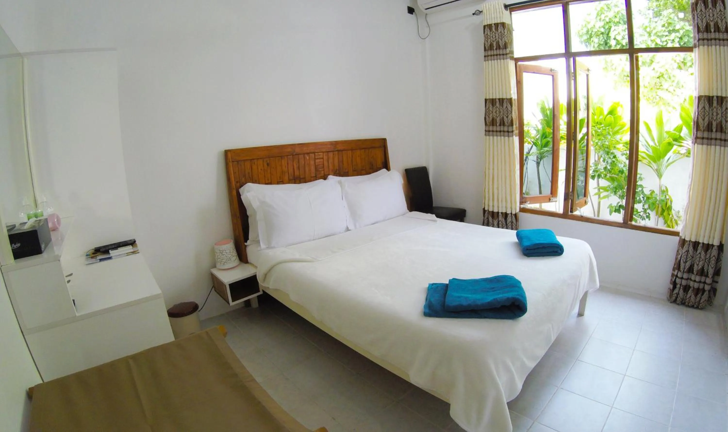 Photo of the whole room, Bed in Ithaa Beach