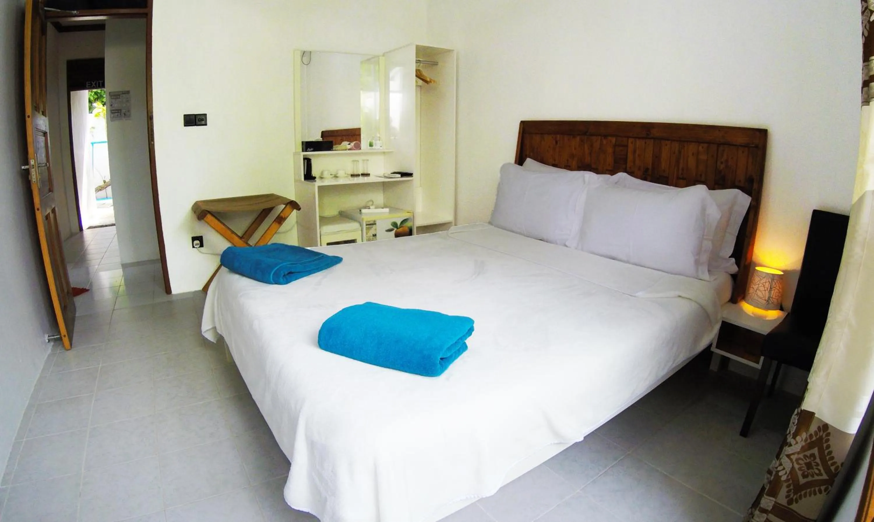 Photo of the whole room, Bed in Ithaa Beach