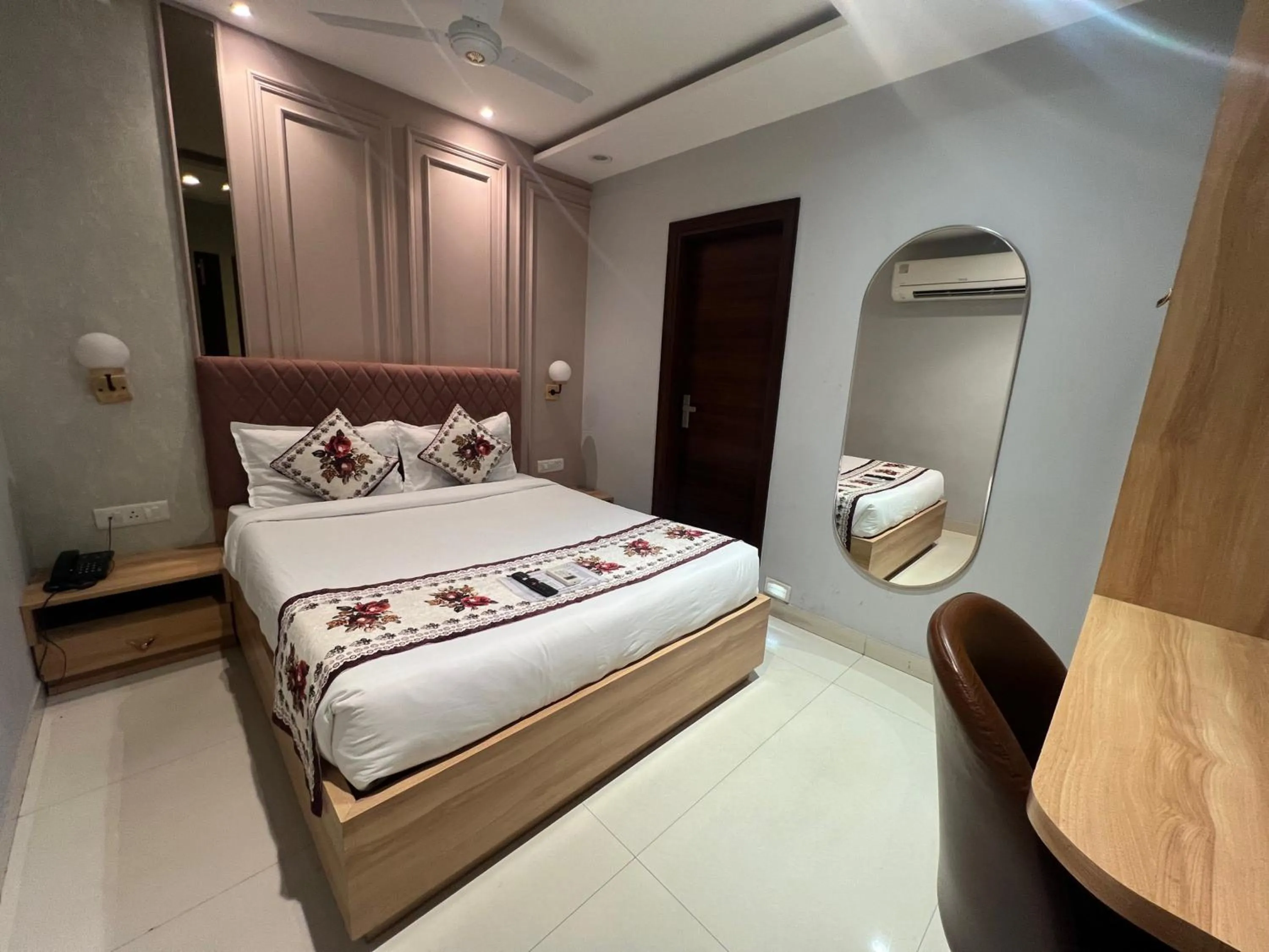 Photo of the whole room, Bed in Narison by Divud Ecom