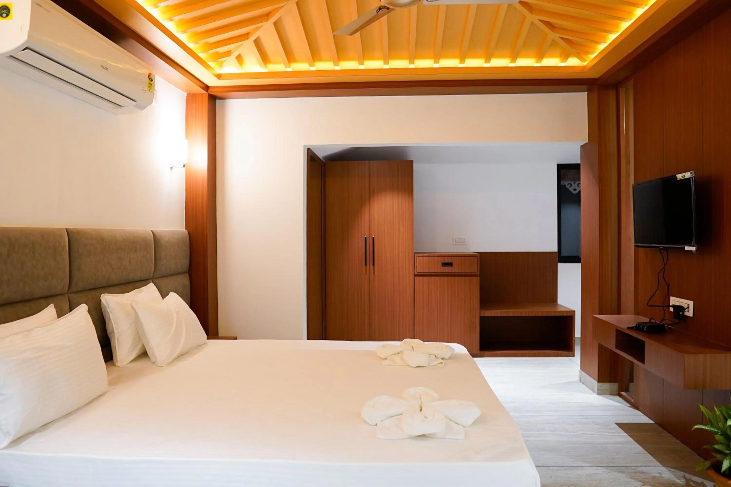 Bed in Aranya Jungle Resorts