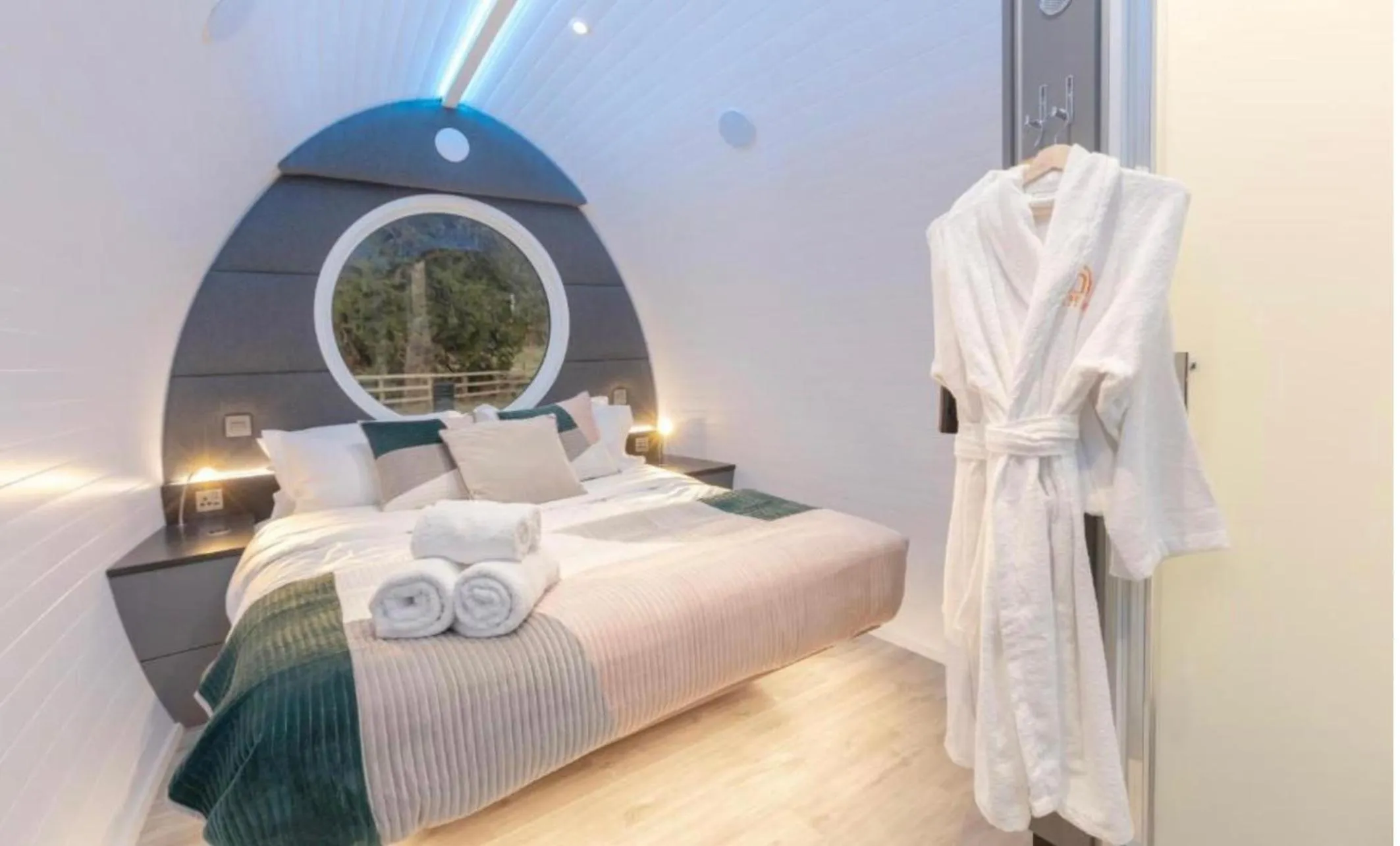 Photo of the whole room, Bed in Marshall Meadows Manor House