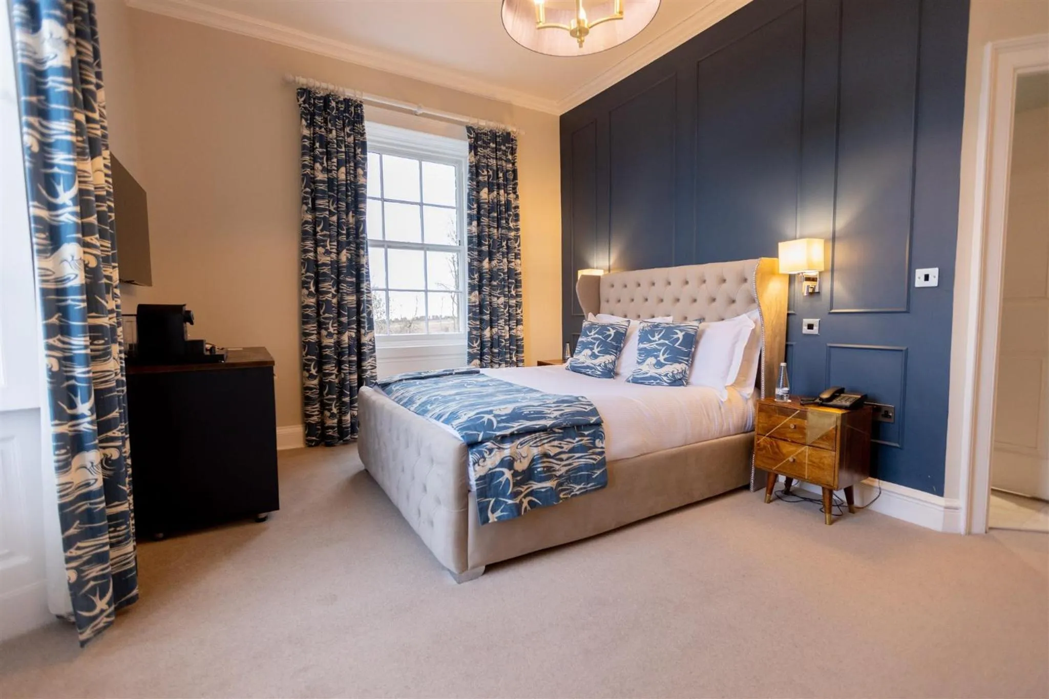 Photo of the whole room, Bed in Marshall Meadows Manor House