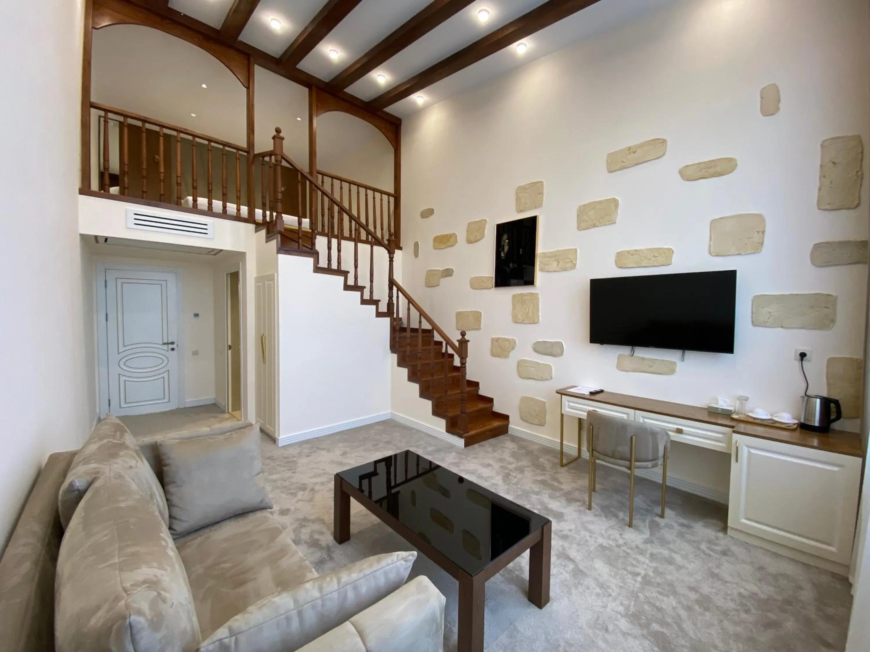 Communal lounge/ TV room in Ketrin Hotel Restaurant