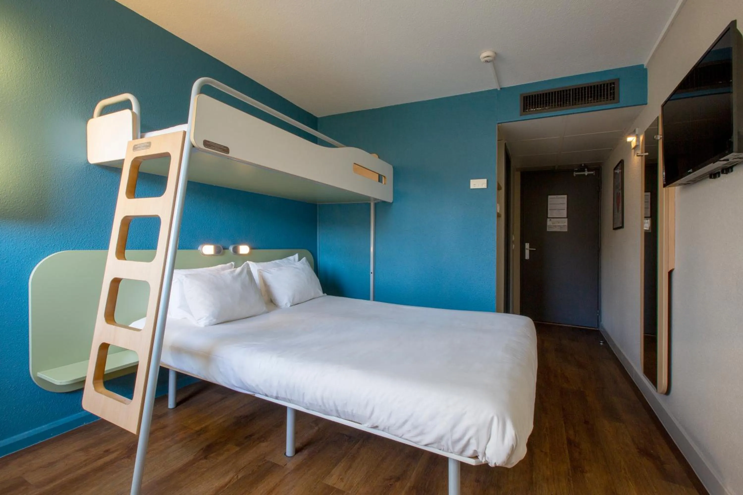Bedroom, Bed in ibis budget Avignon Centre