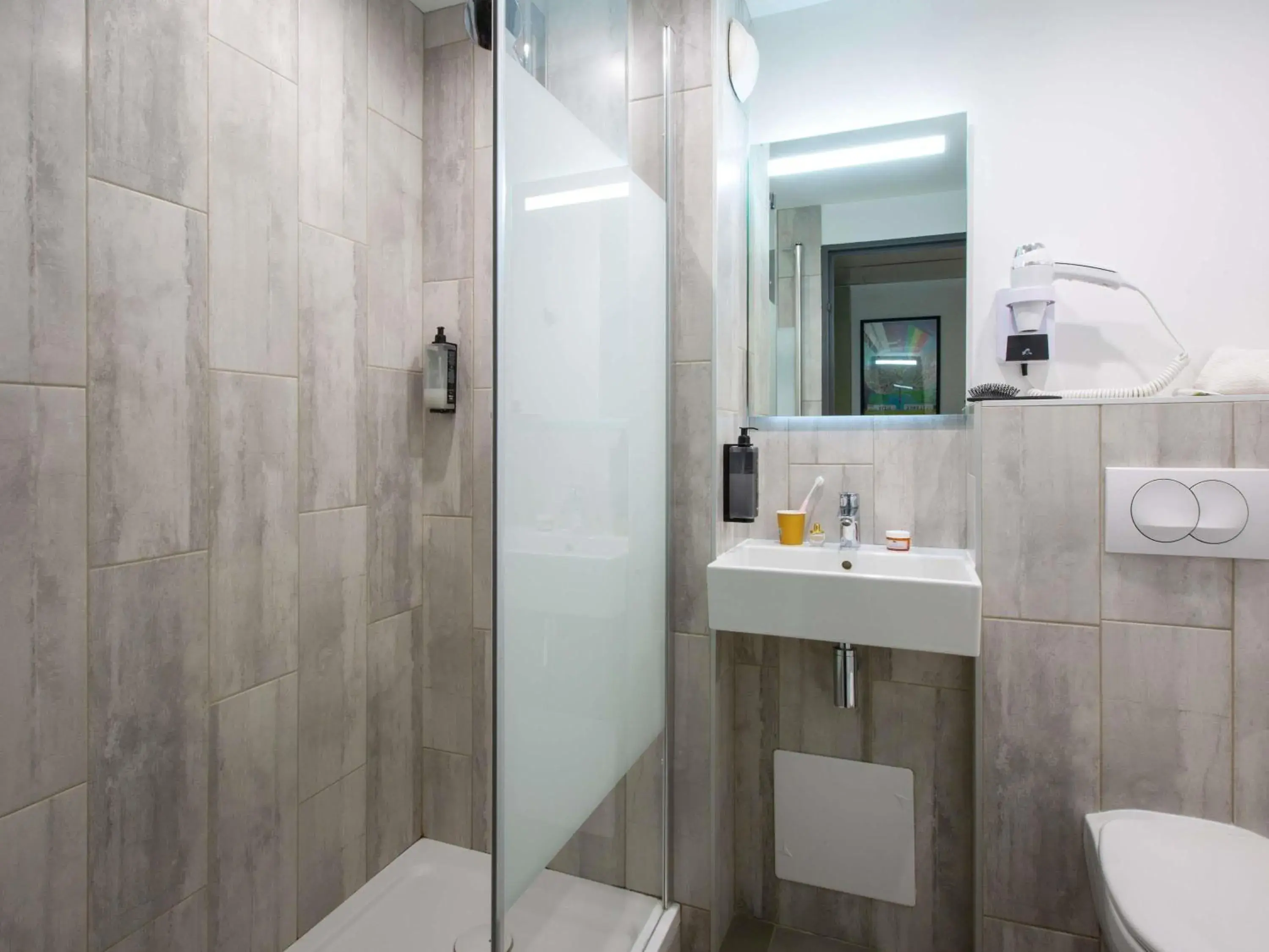 Triple Room with Three Single Beds in ibis budget Avignon Centre Triple Room with Three Single Beds in ibis budget Avignon Centre