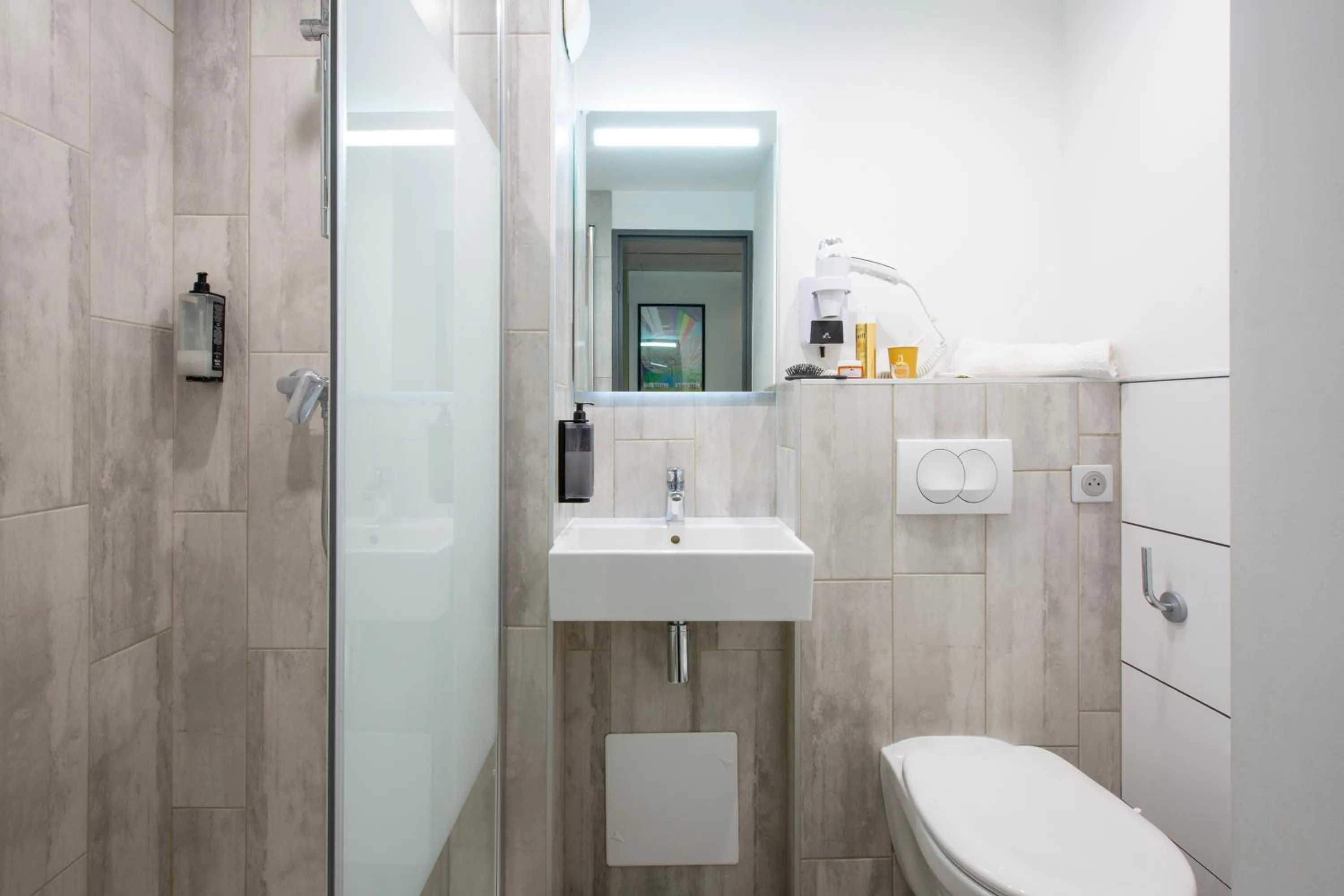 Shower in ibis budget Avignon Centre