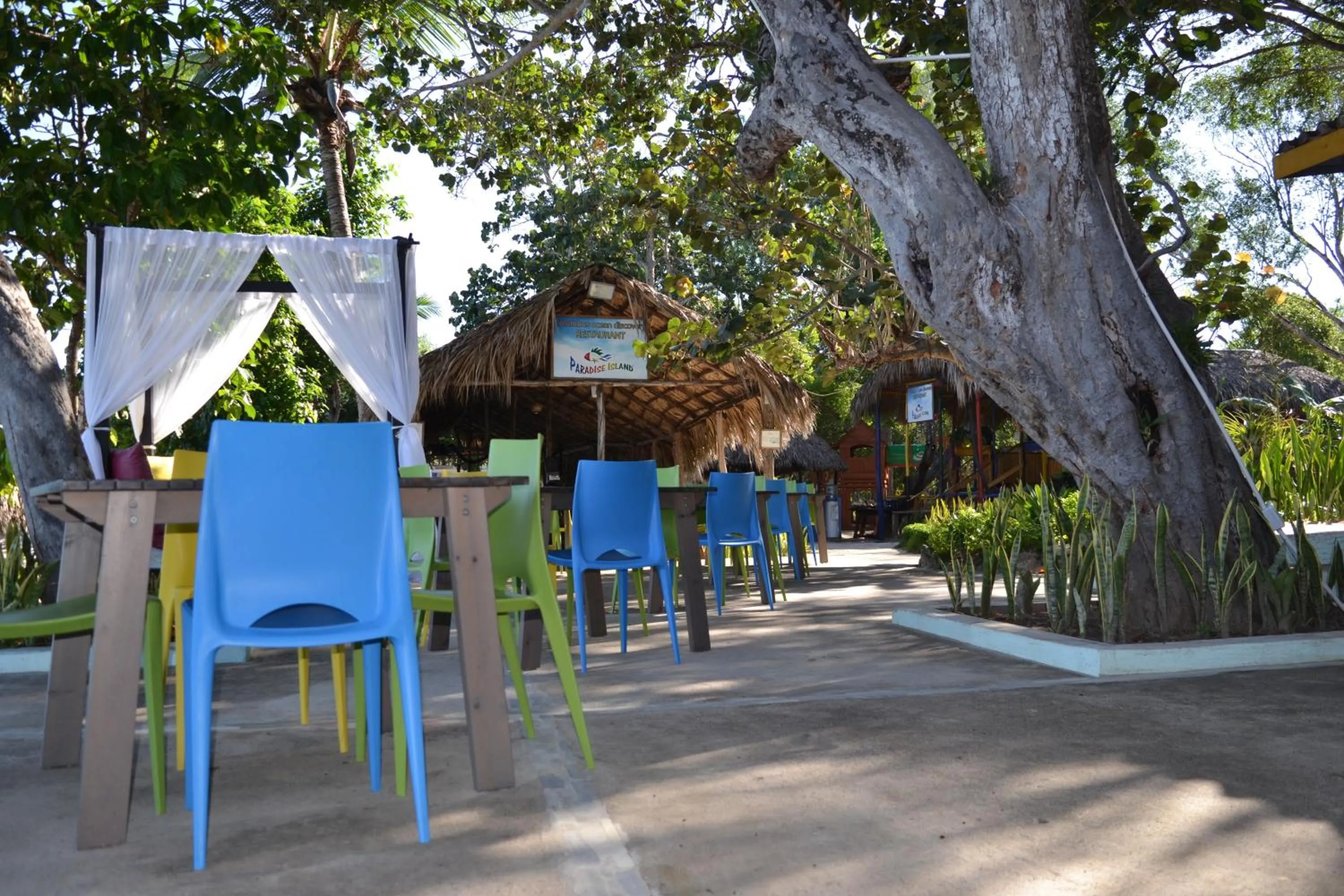 Restaurant/places to eat in Paradise Island Beach Resort