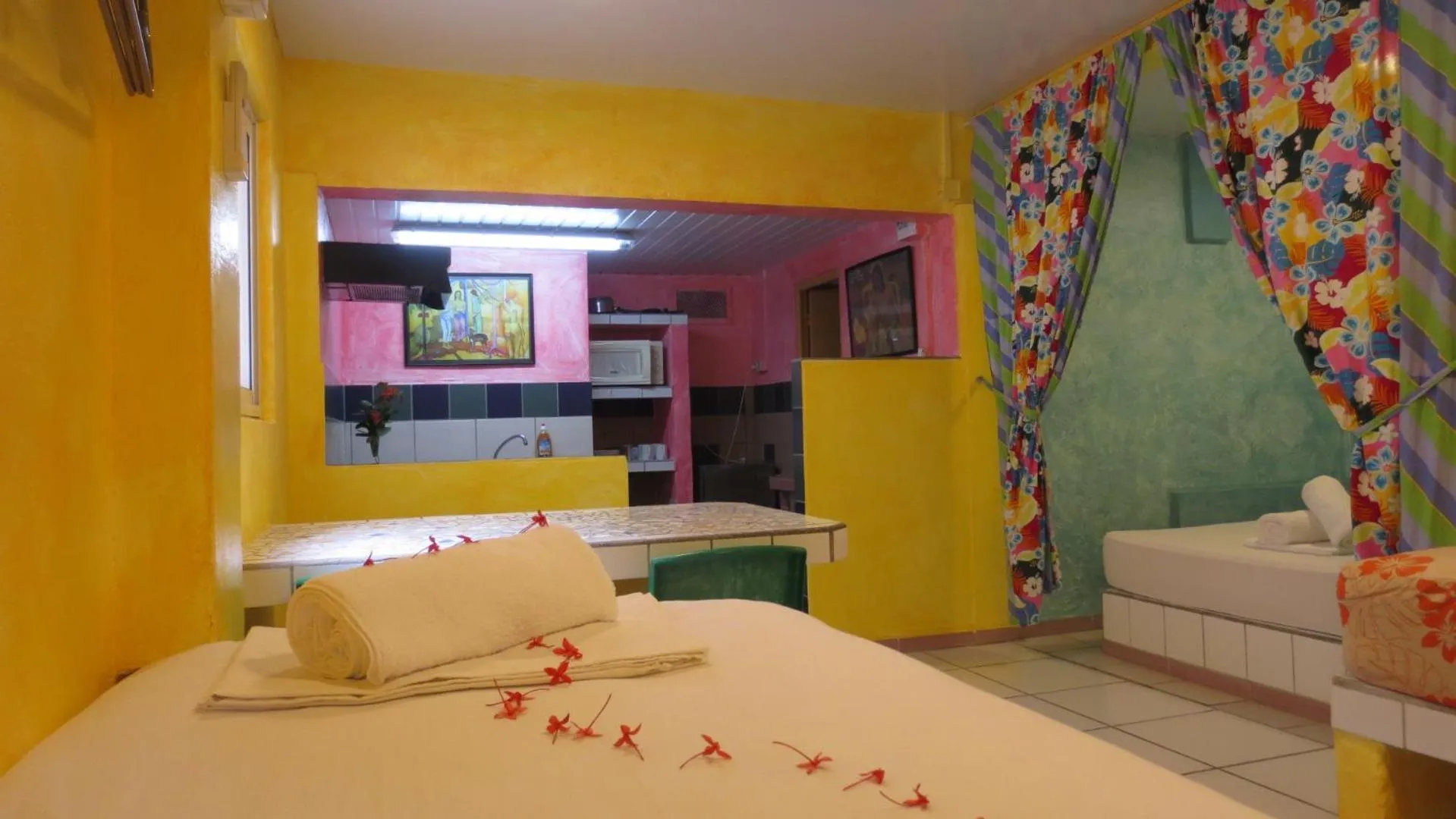 Photo of the whole room, Bed in Sunset Hill Lodge