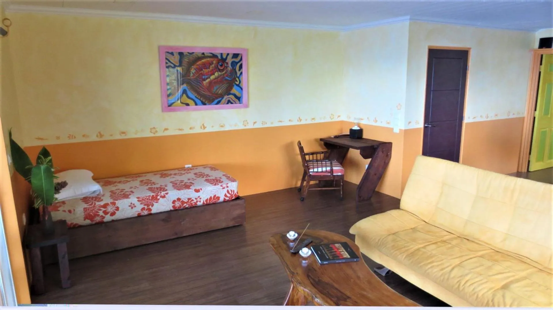 Living room, Bed in Sunset Hill Lodge