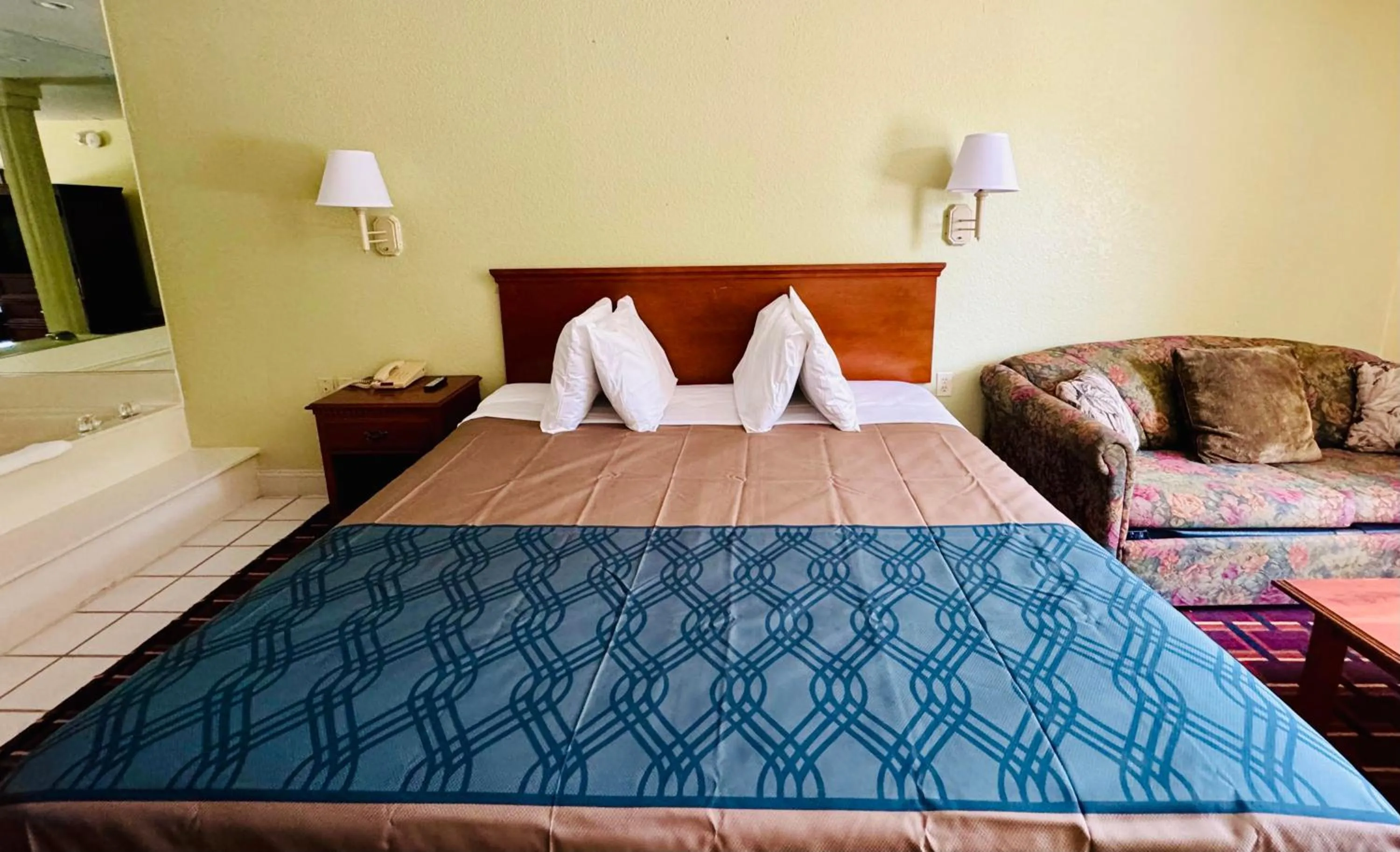 Swimming pool, Bed in Ozark Inn and Suites