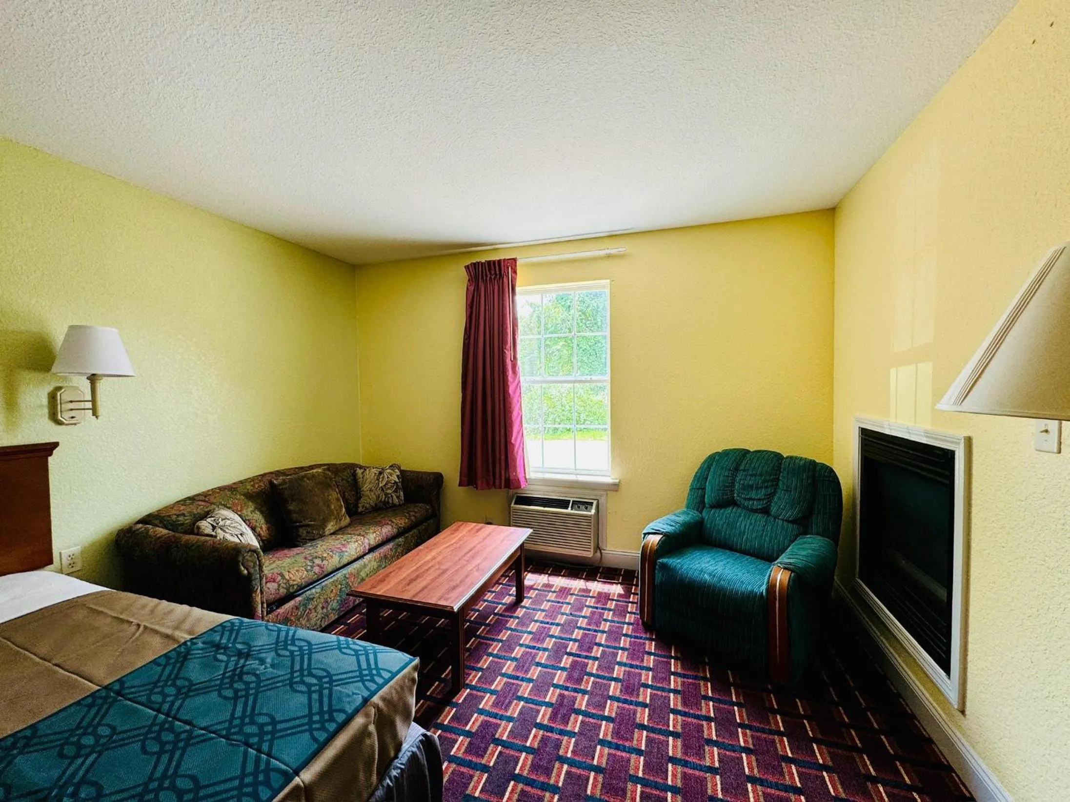 Bed in Ozark Inn and Suites