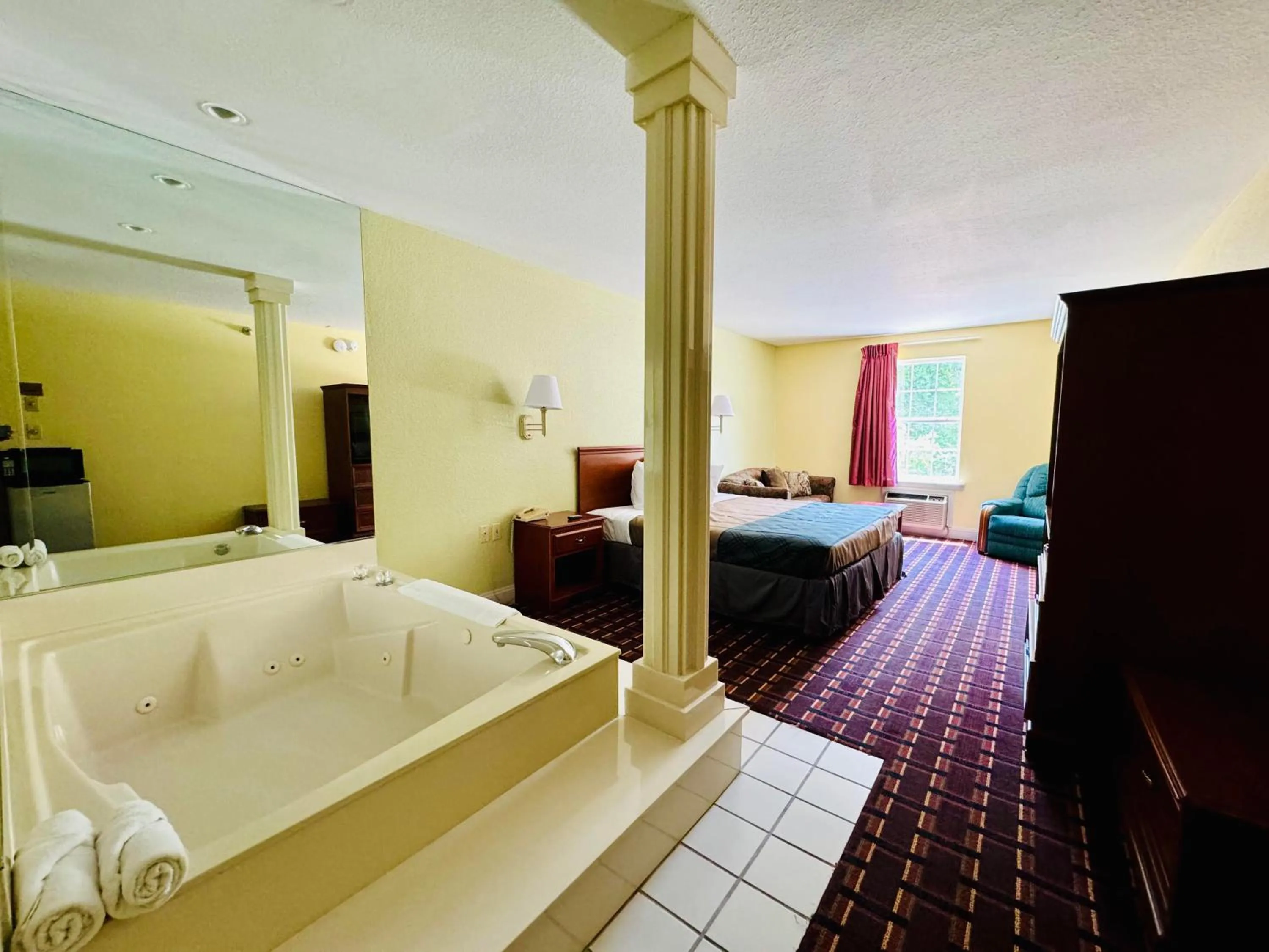 Bed in Ozark Inn and Suites