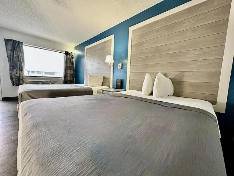 Bed in Ozark Inn and Suites