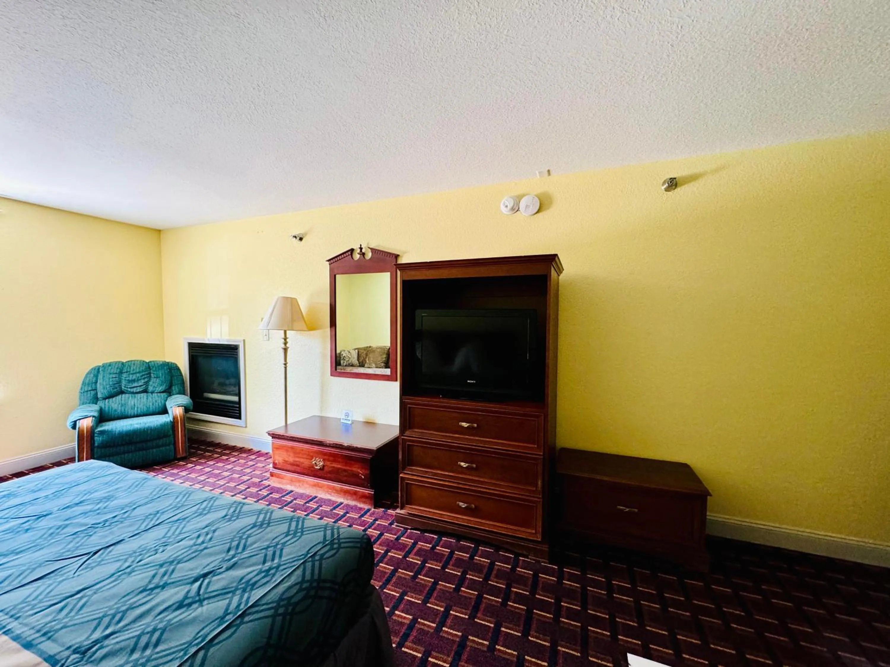 Bed in Ozark Inn and Suites