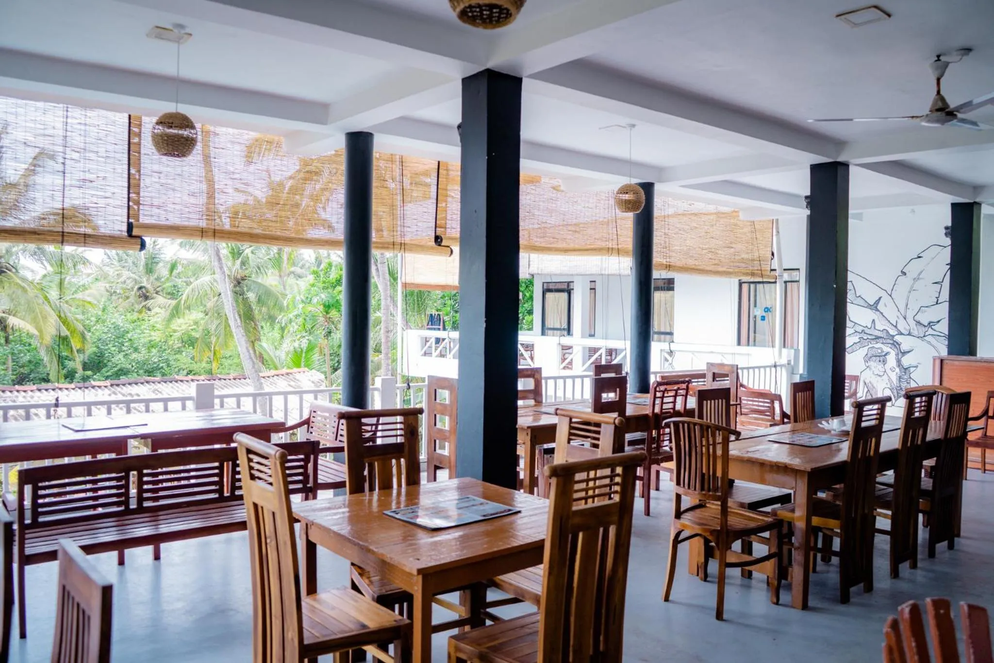 Restaurant/places to eat in Asanka Surf House & Restaurant with pool
