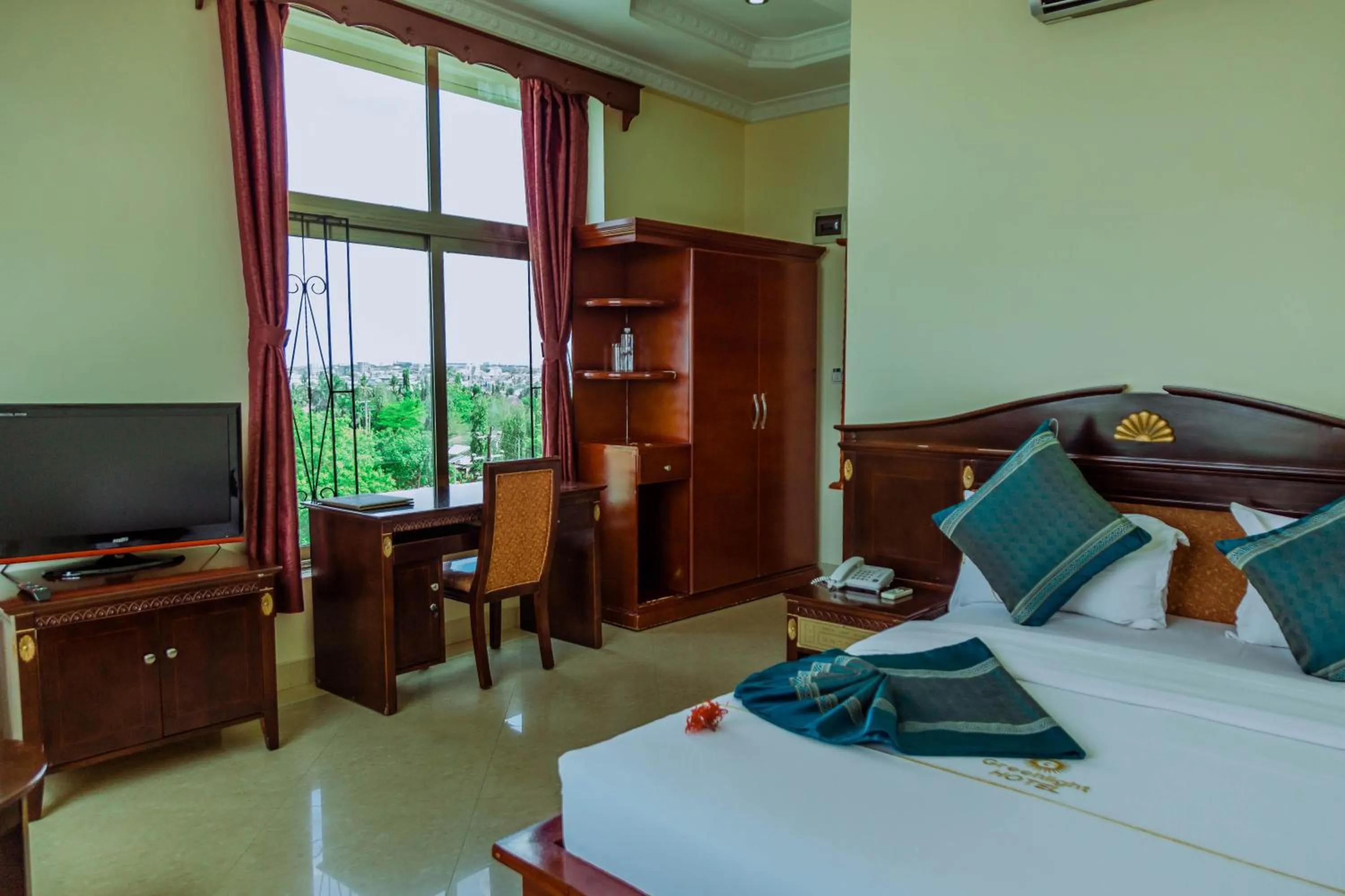 Photo of the whole room, Bed in Greenlight Hotel