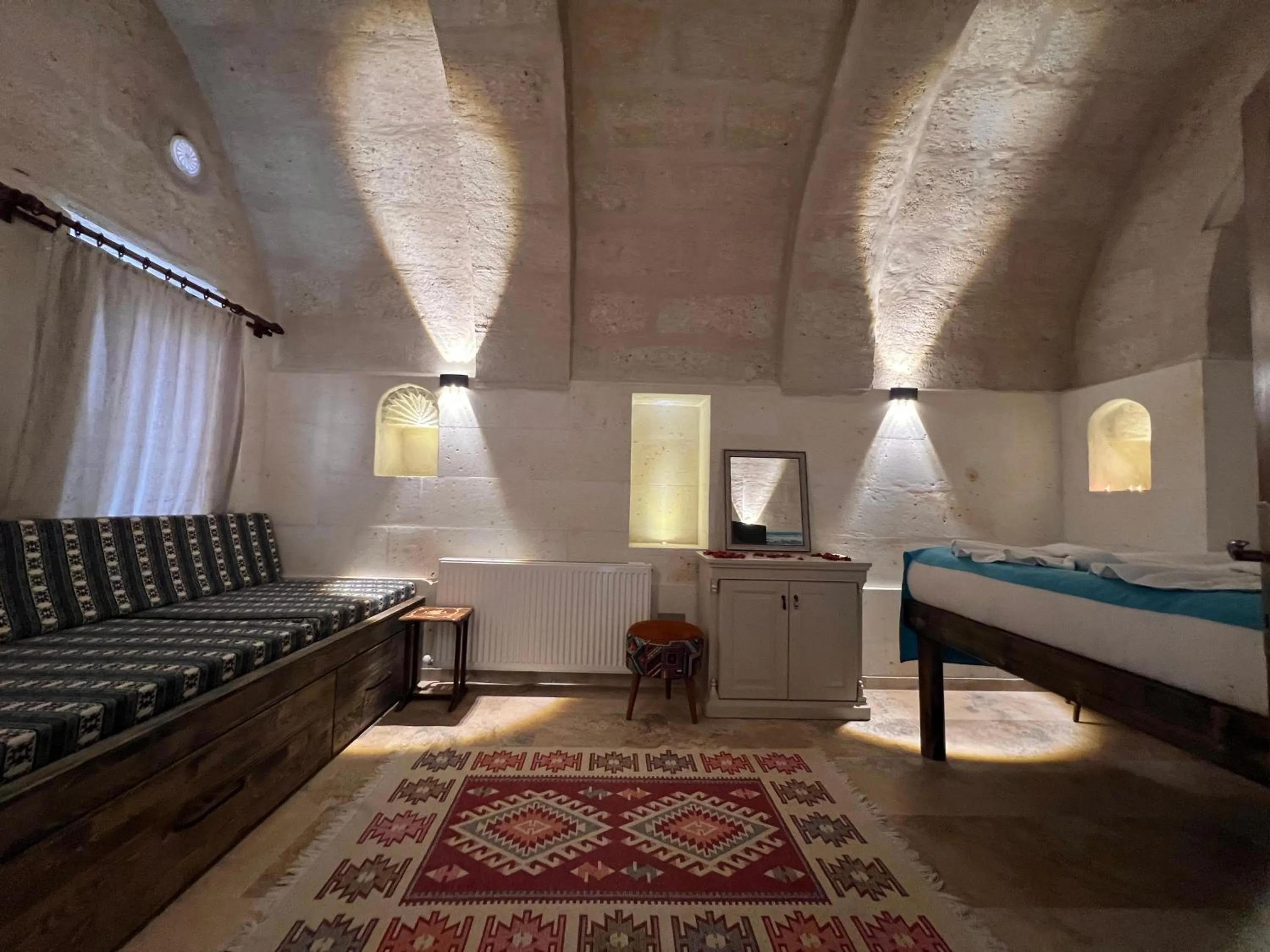 Seating area, Bed in Uluyol Stone House