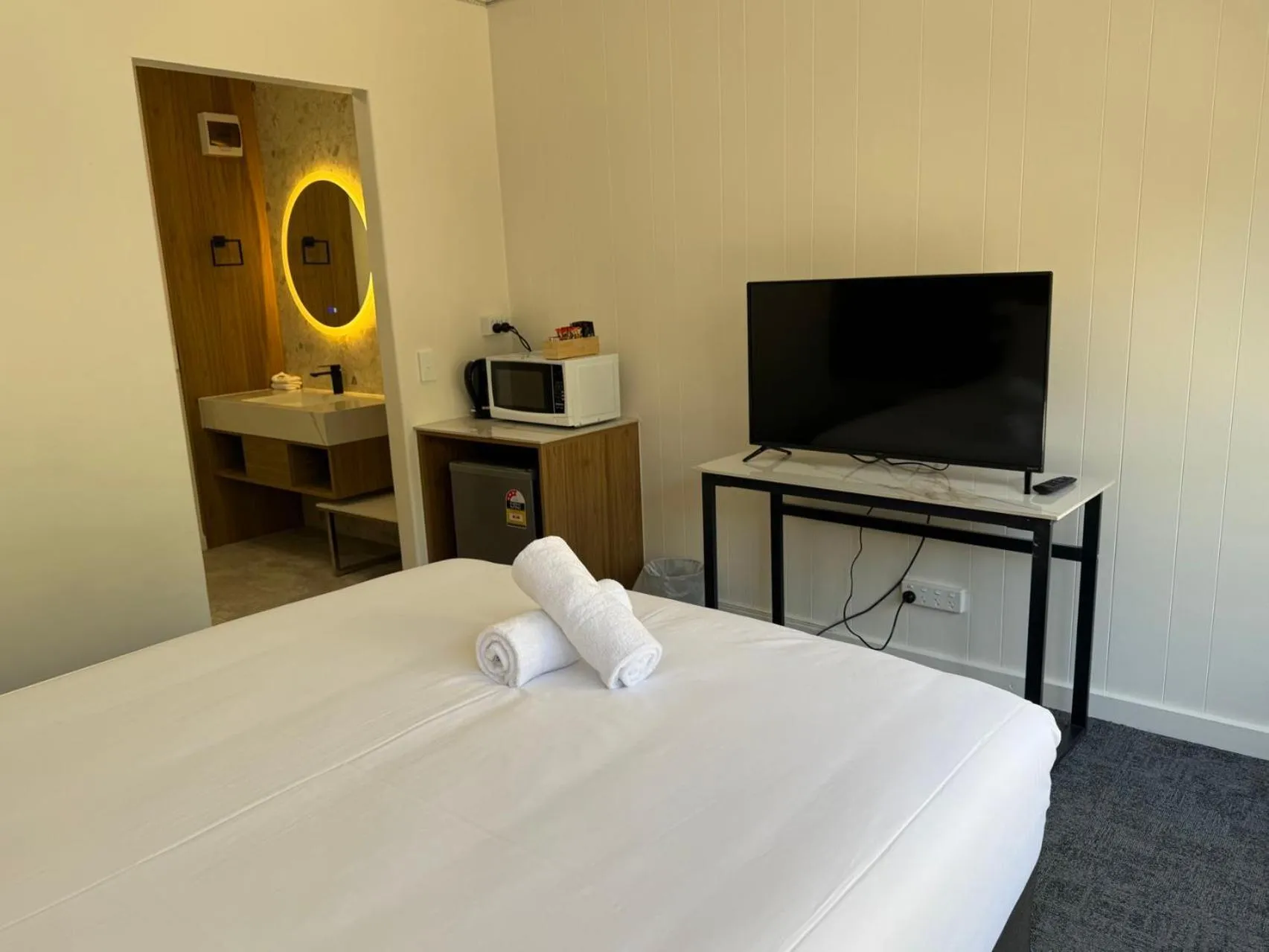 Photo of the whole room, Bed in Kingsway Motel Geelong