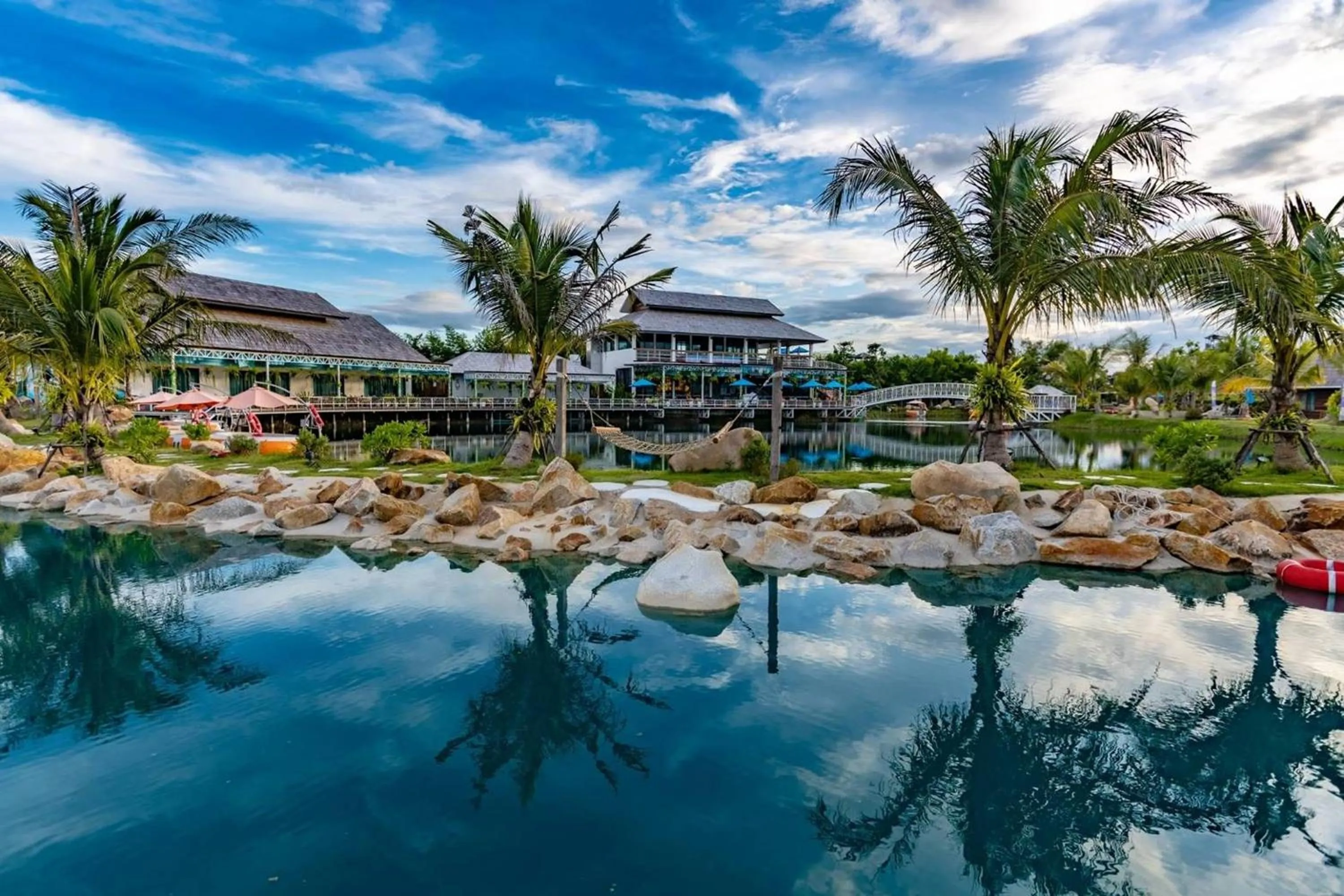 Swimming pool in Buffalo Island Resort