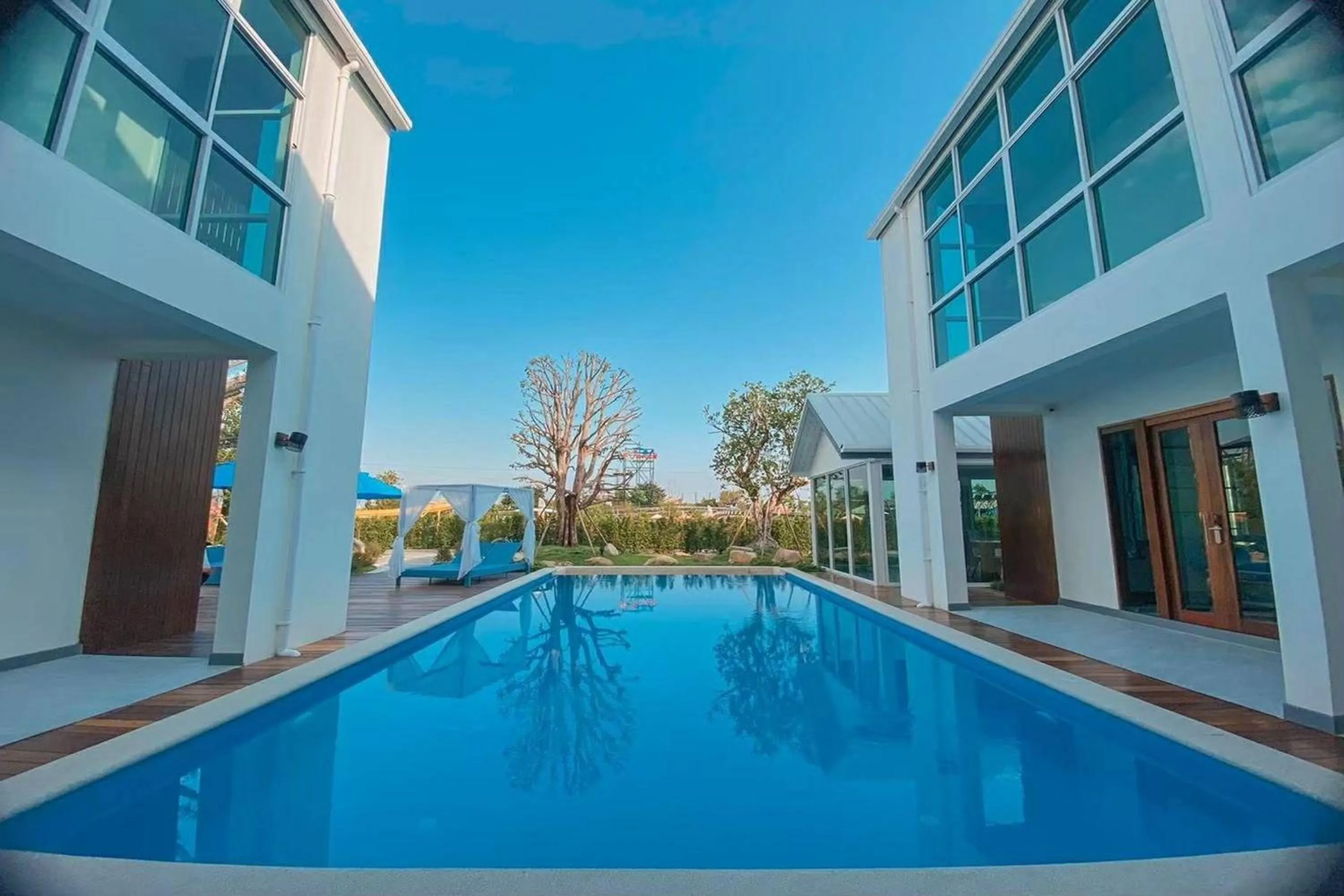 Swimming pool in Buffalo Island Resort
