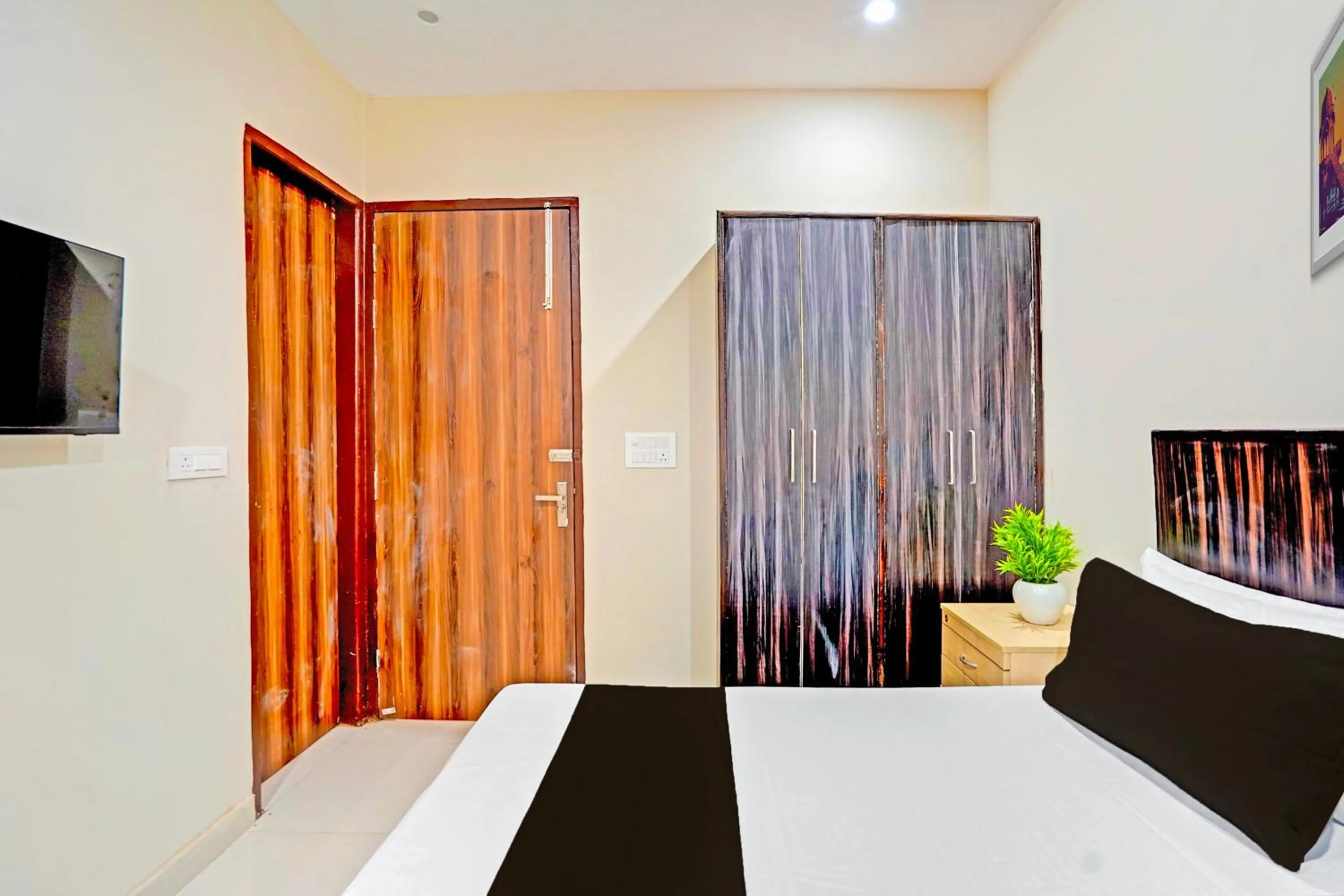 Bedroom, Bed in Super Hotel O Shree Jee Inn Guest House