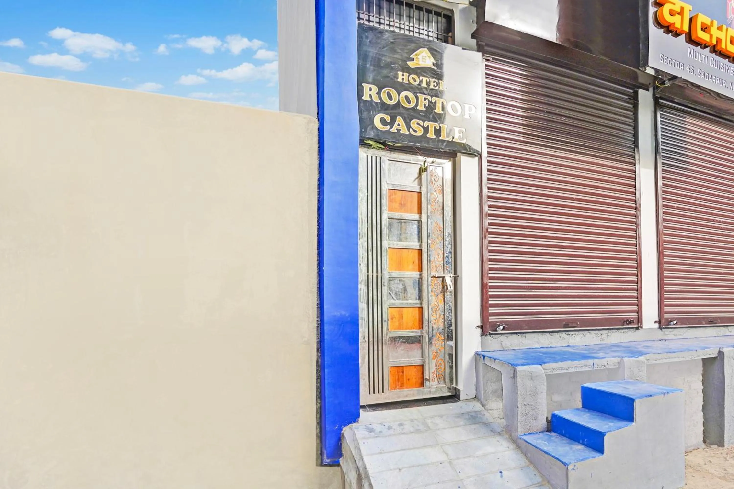 Facade/entrance in Hotel O Rooftop Castle