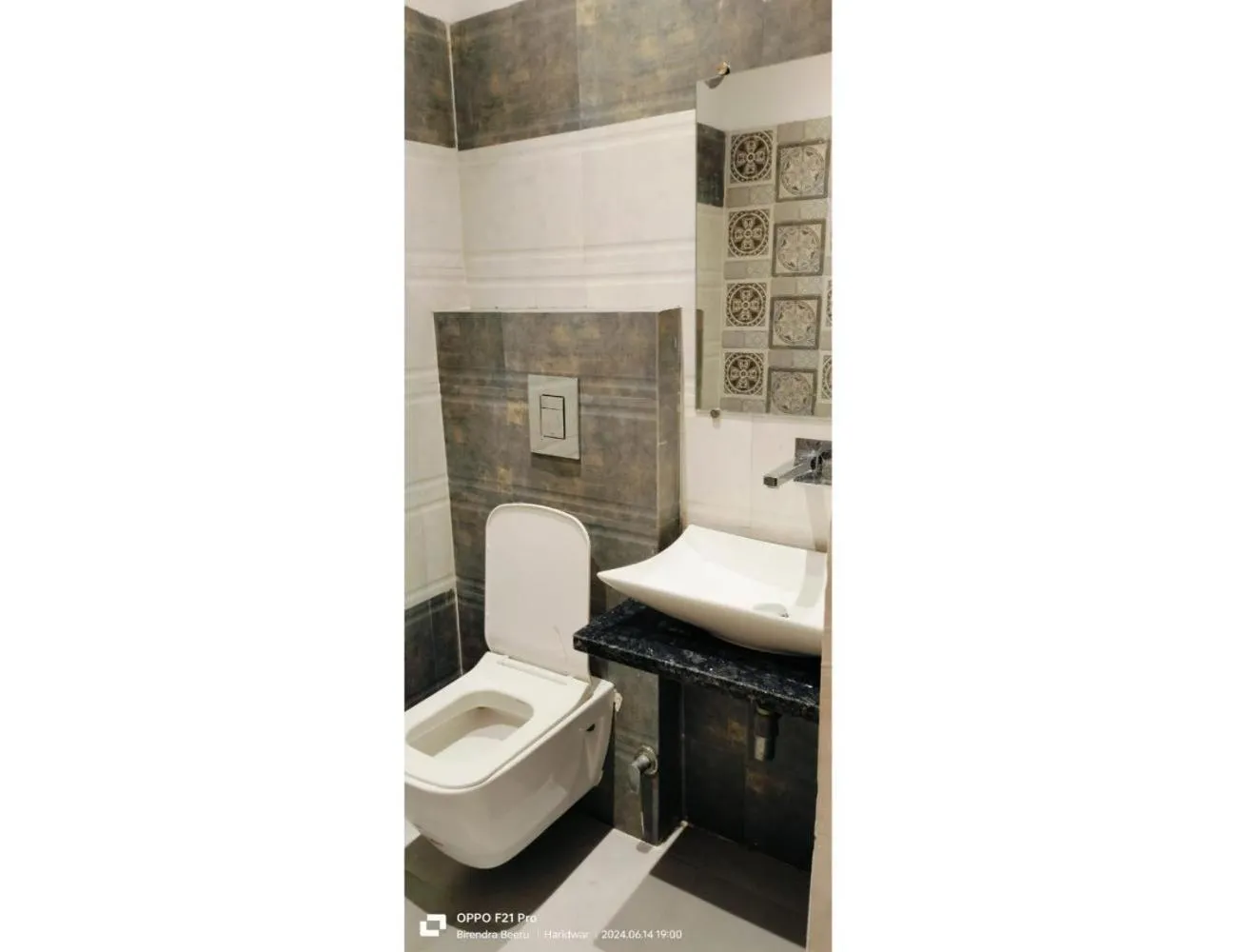 Toilet in Hotel Ganges Park, Haridwar