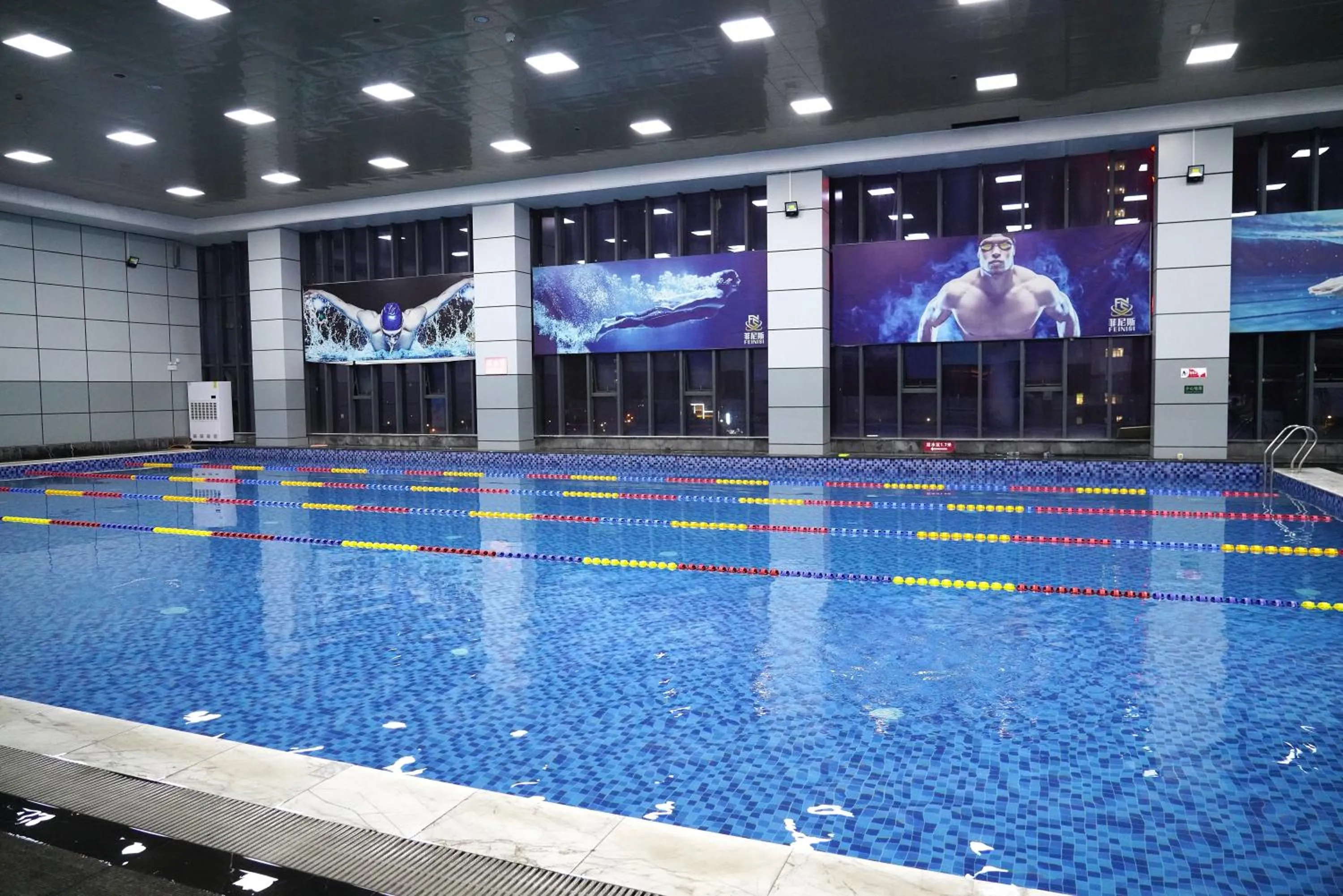 Swimming pool in Wanda Yi Yangzhou