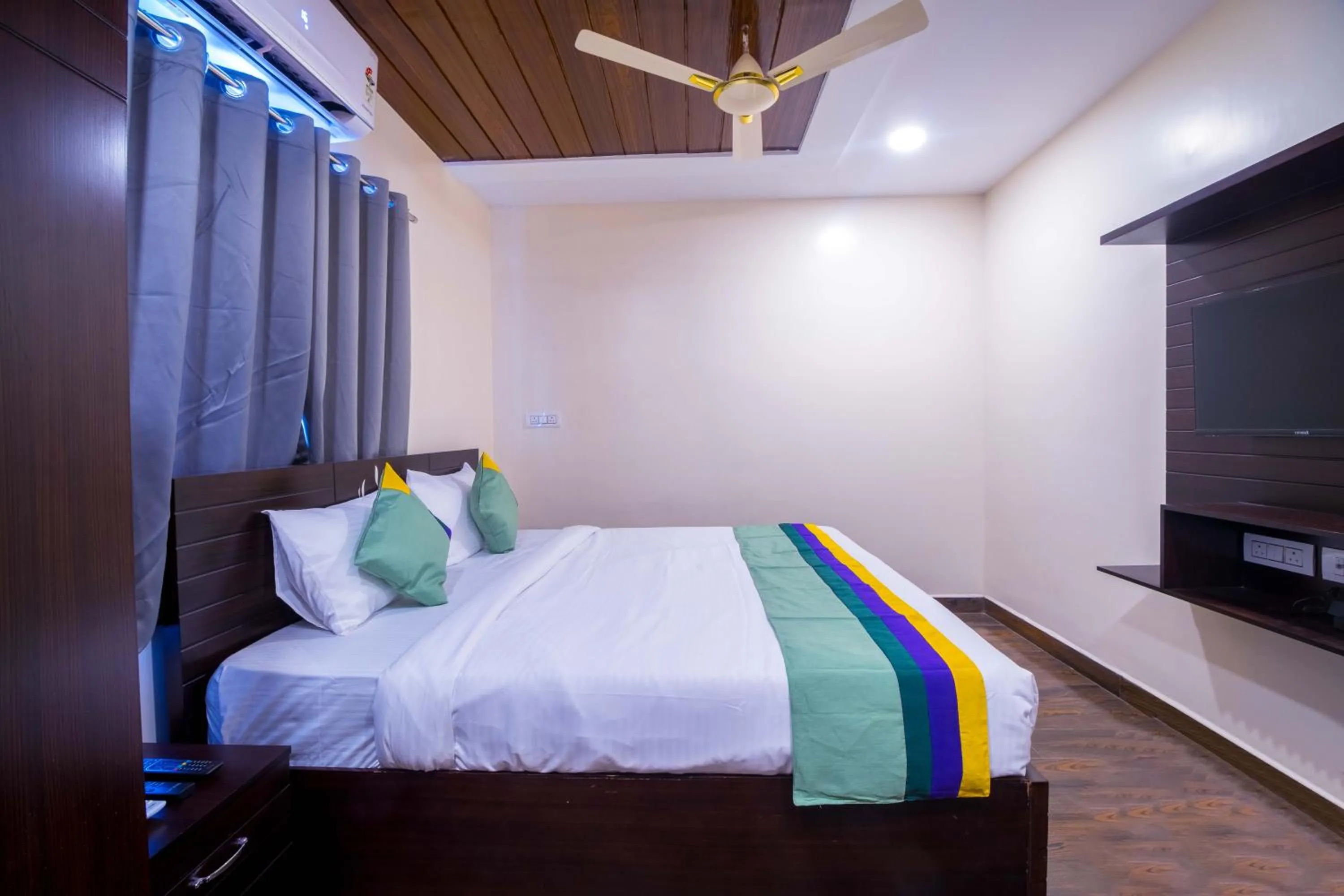 Bedroom, Bed in Treebo The Address Inn Mehdipatnam