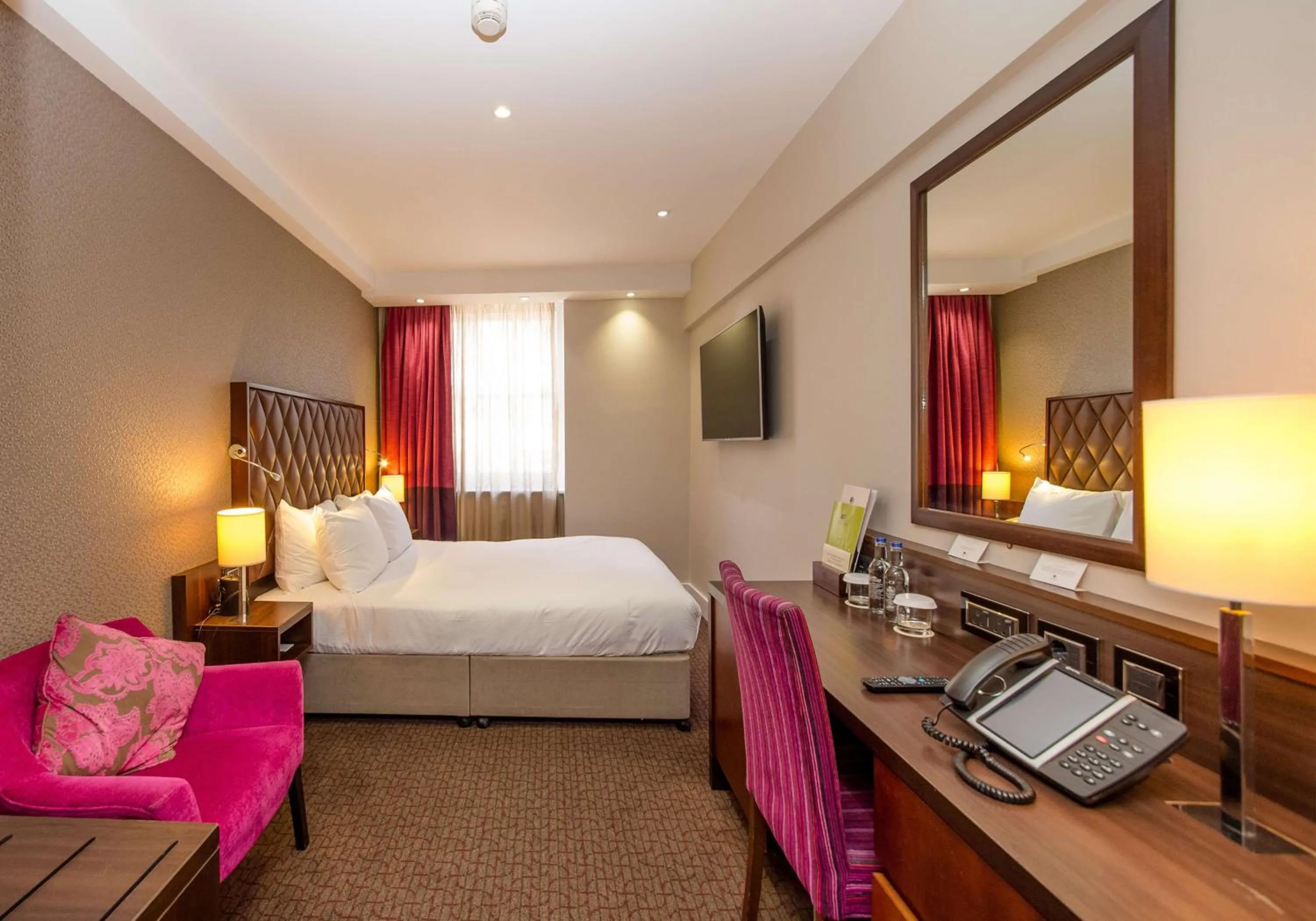 Bedroom, Bed in DoubleTree by Hilton Hotel London - Marble Arch